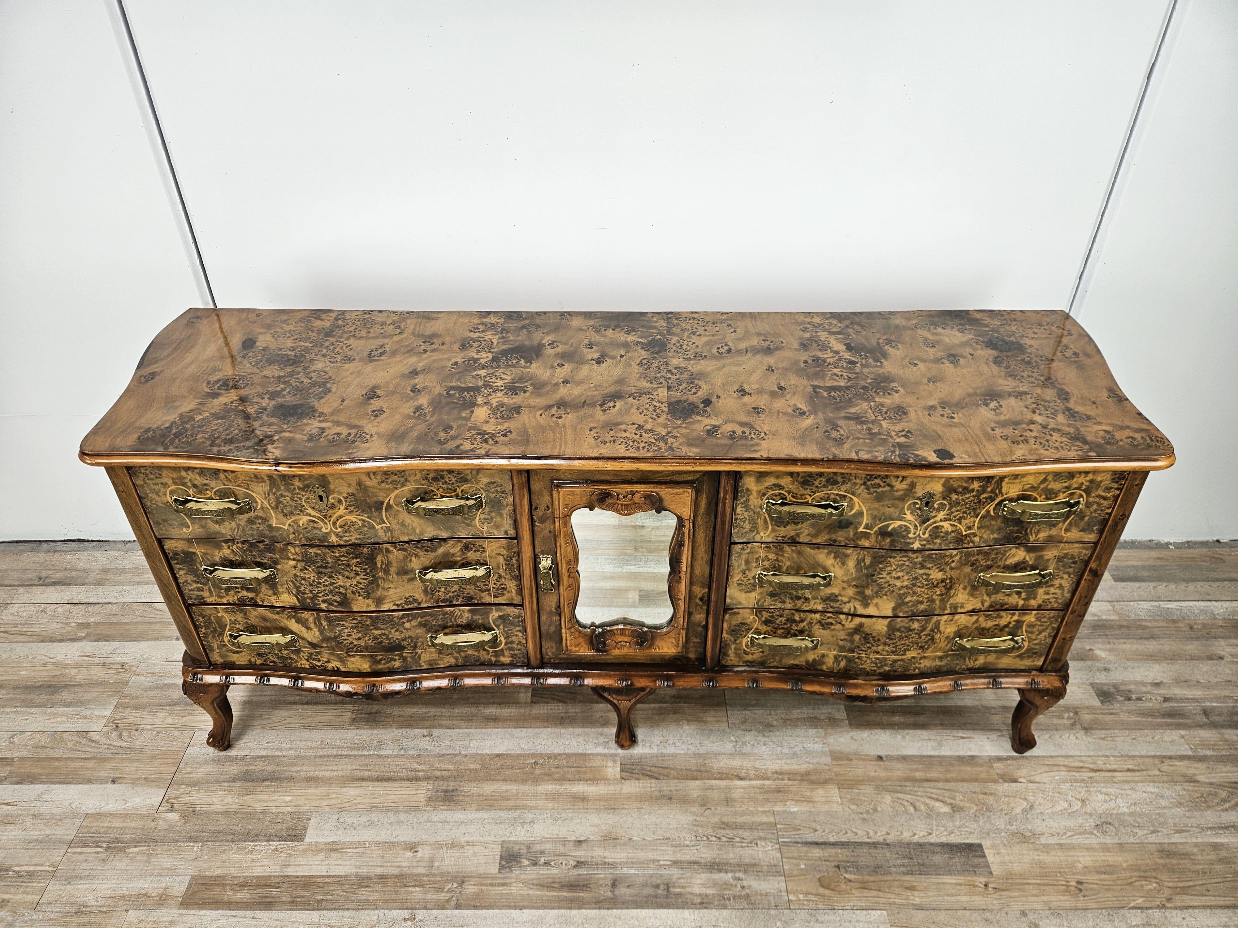 Commode de chambre à coucher des années 1950 avec six champs et tiroirs robustes plus une petite porte centrale avec étagère intérieure.

L'armoire peut être utilisée dans la chambre à coucher, le salon ou le hall d'entrée.

Il présente de