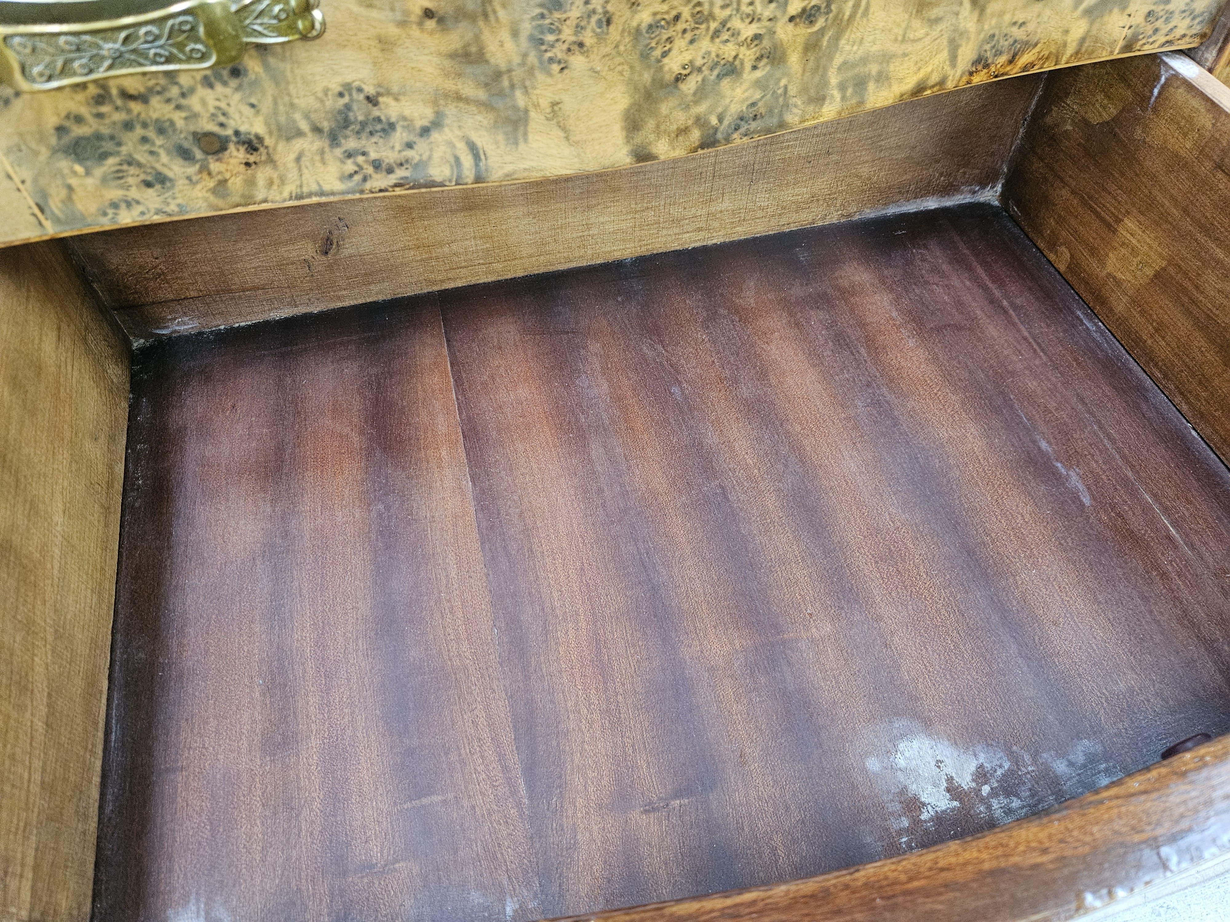 Commode Chippendale des années 1950 à six tiroirs et porte en miroir en vente 2
