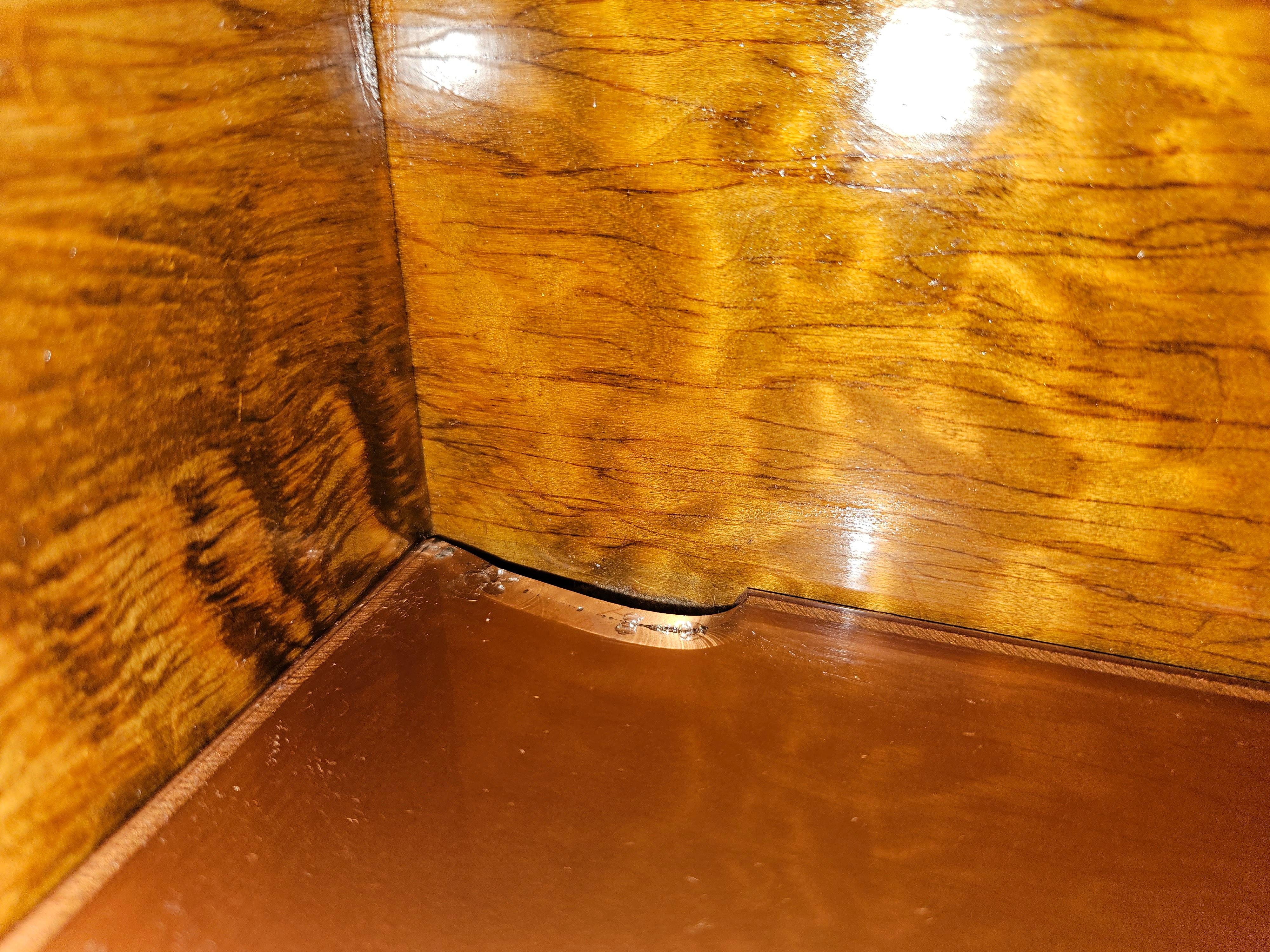 Six-drawer bedroom chest of drawers in thuja burl with mirror and glass 1960s For Sale 4