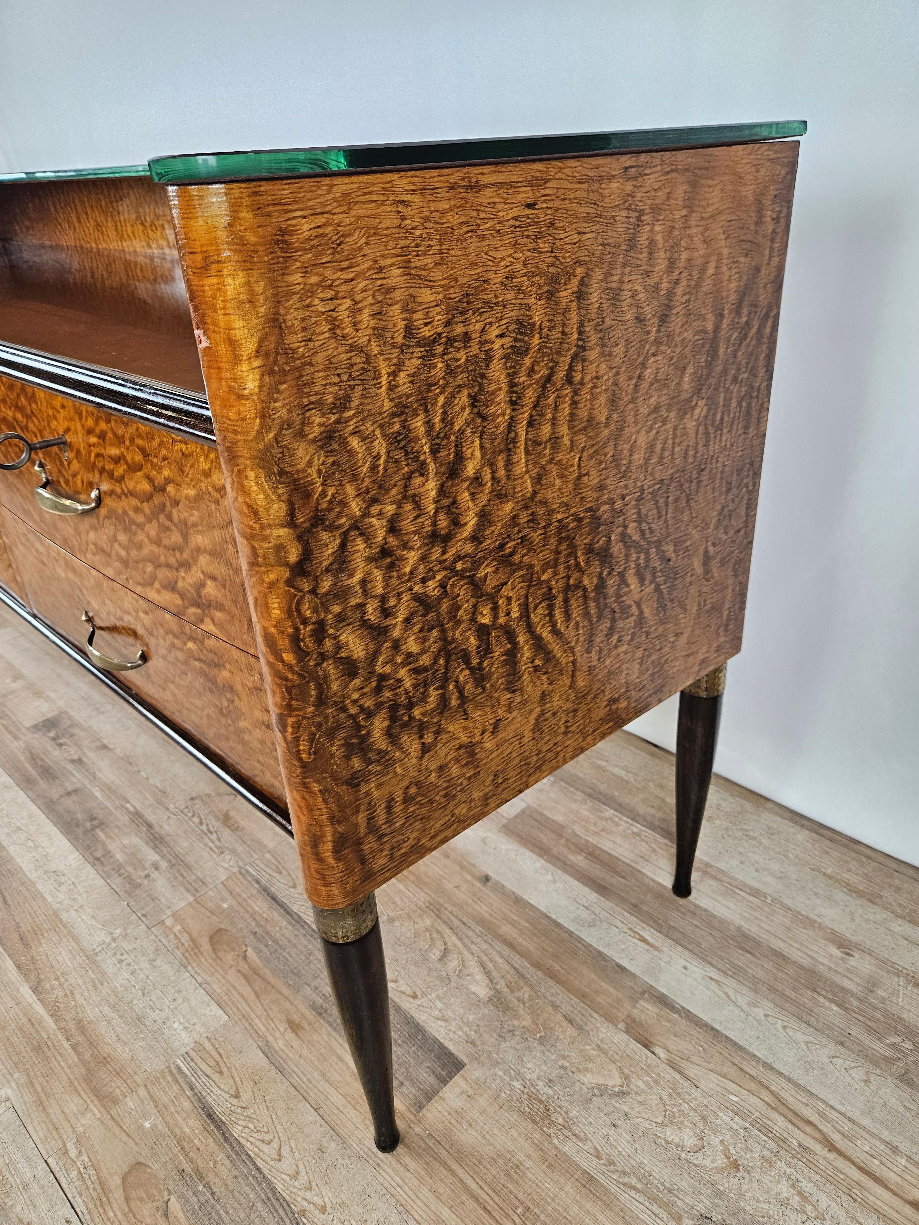 Italian Six-drawer bedroom chest of drawers in thuja burl with mirror and glass 1960s For Sale