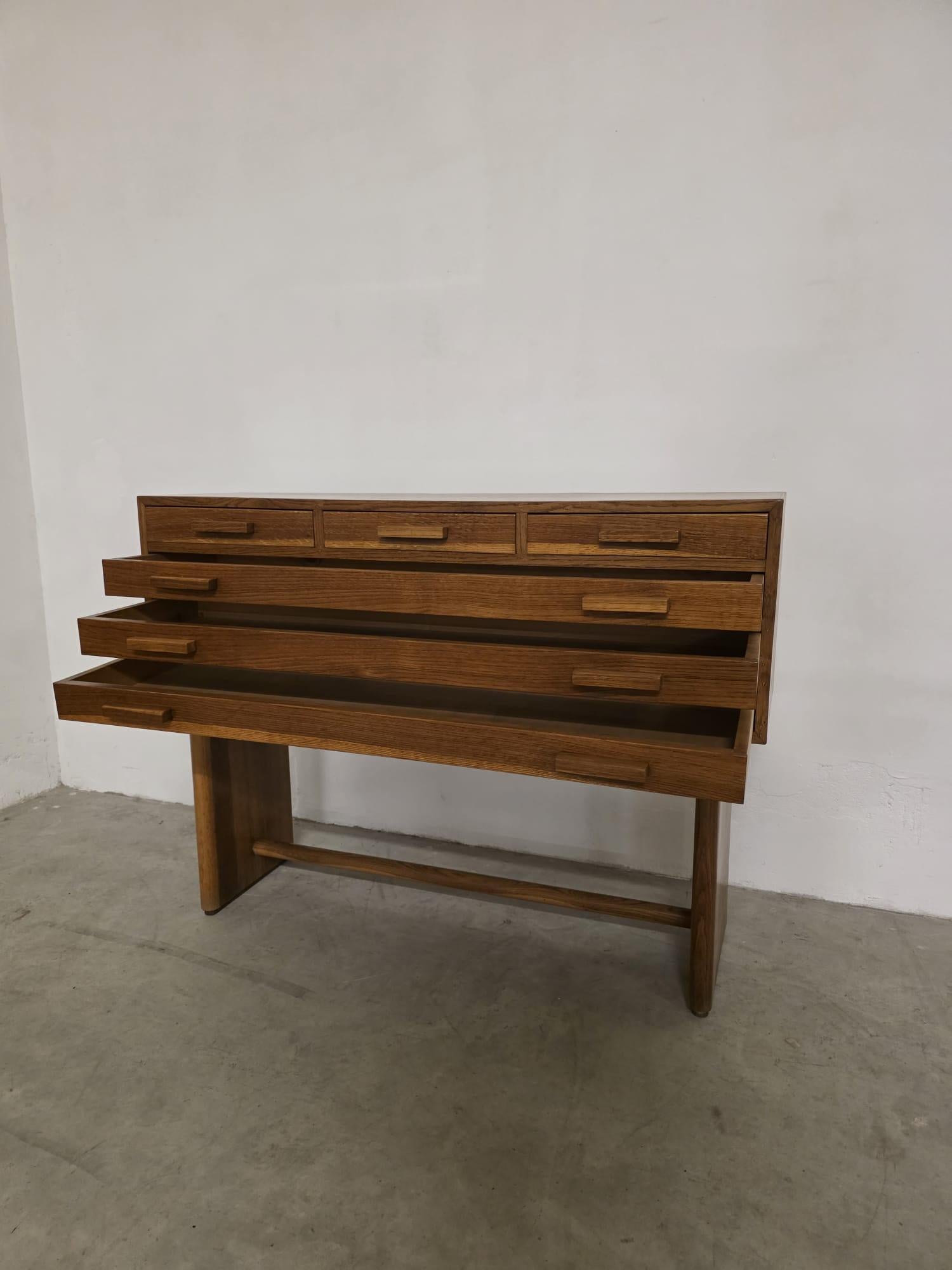 Commode d'horloger en chêne des années 1950, fabrication italienne en vente 7