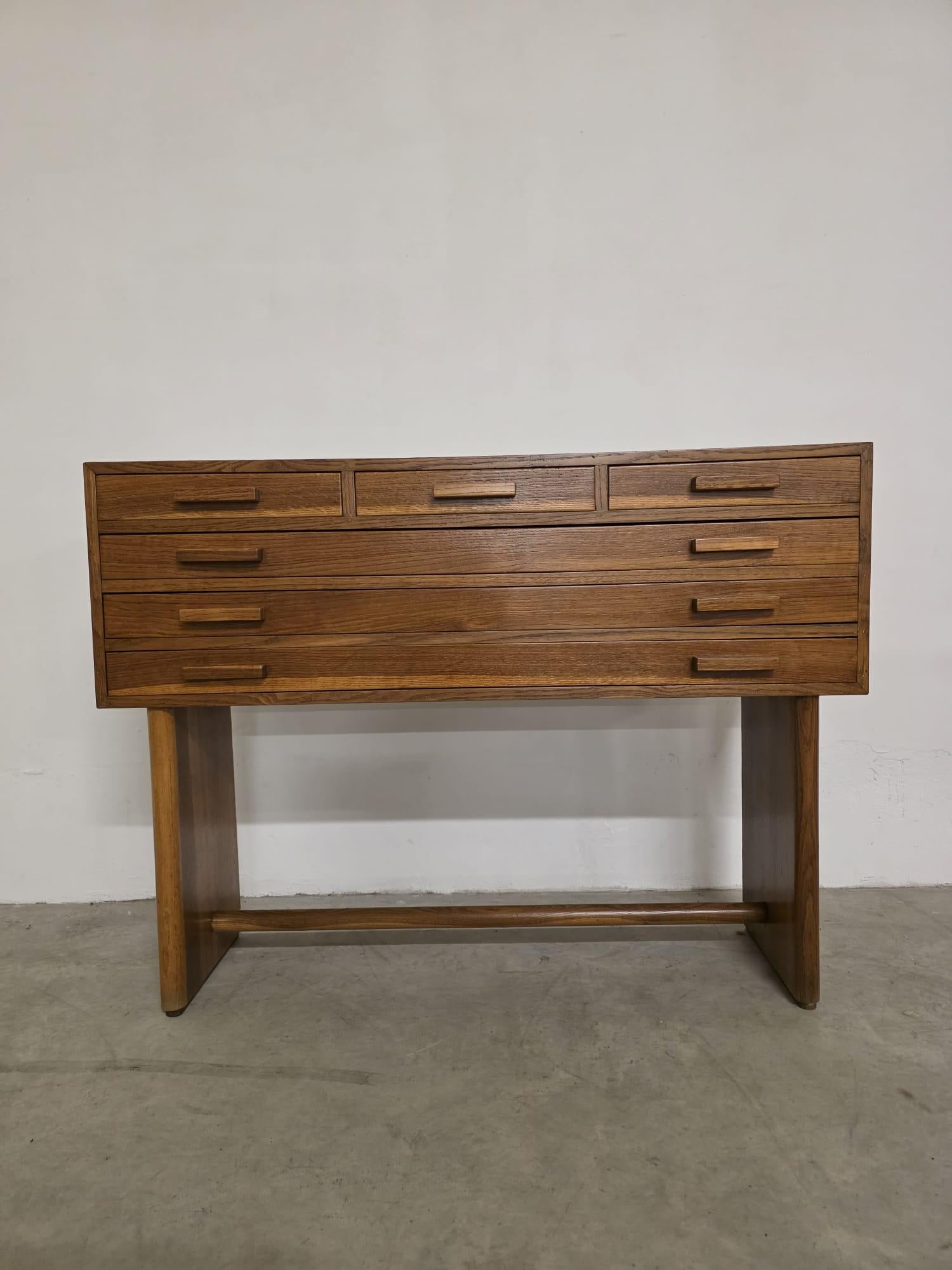 Armoire en chêne des années 1950.

Meuble à tiroirs d'horlogerie raffiné.

Production italienne des années 1950.

Entièrement en chêne et récemment restauré.

Venant d'être restauré, cet élégant meuble est en excellent état de conservation.

Sa