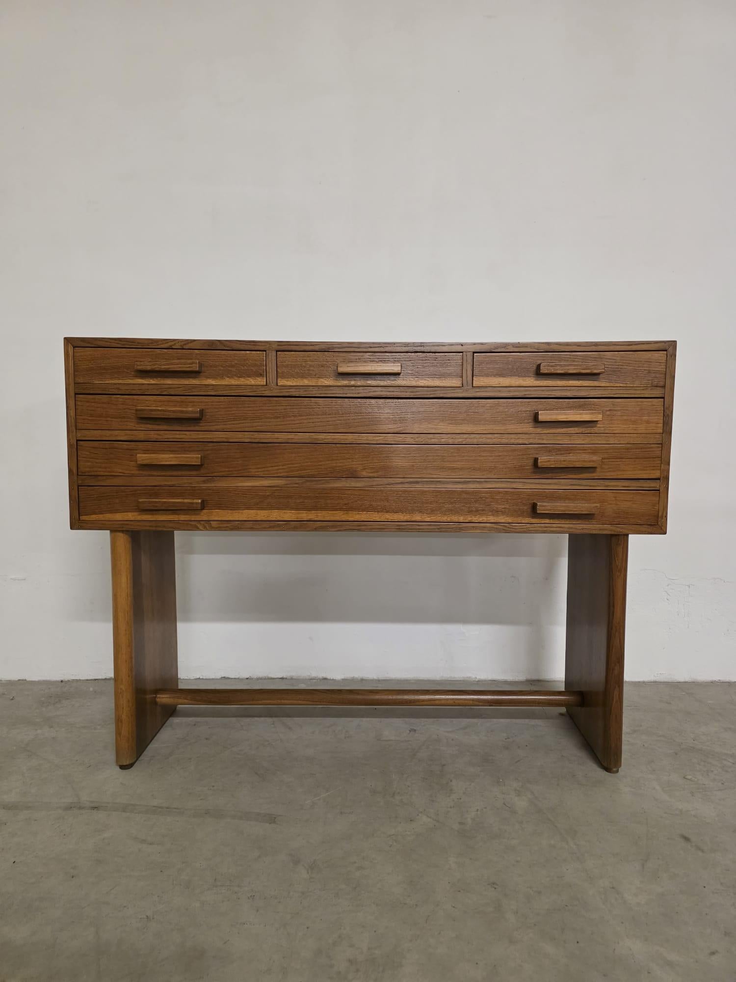 Commode d'horloger en chêne des années 1950, fabrication italienne en vente 1