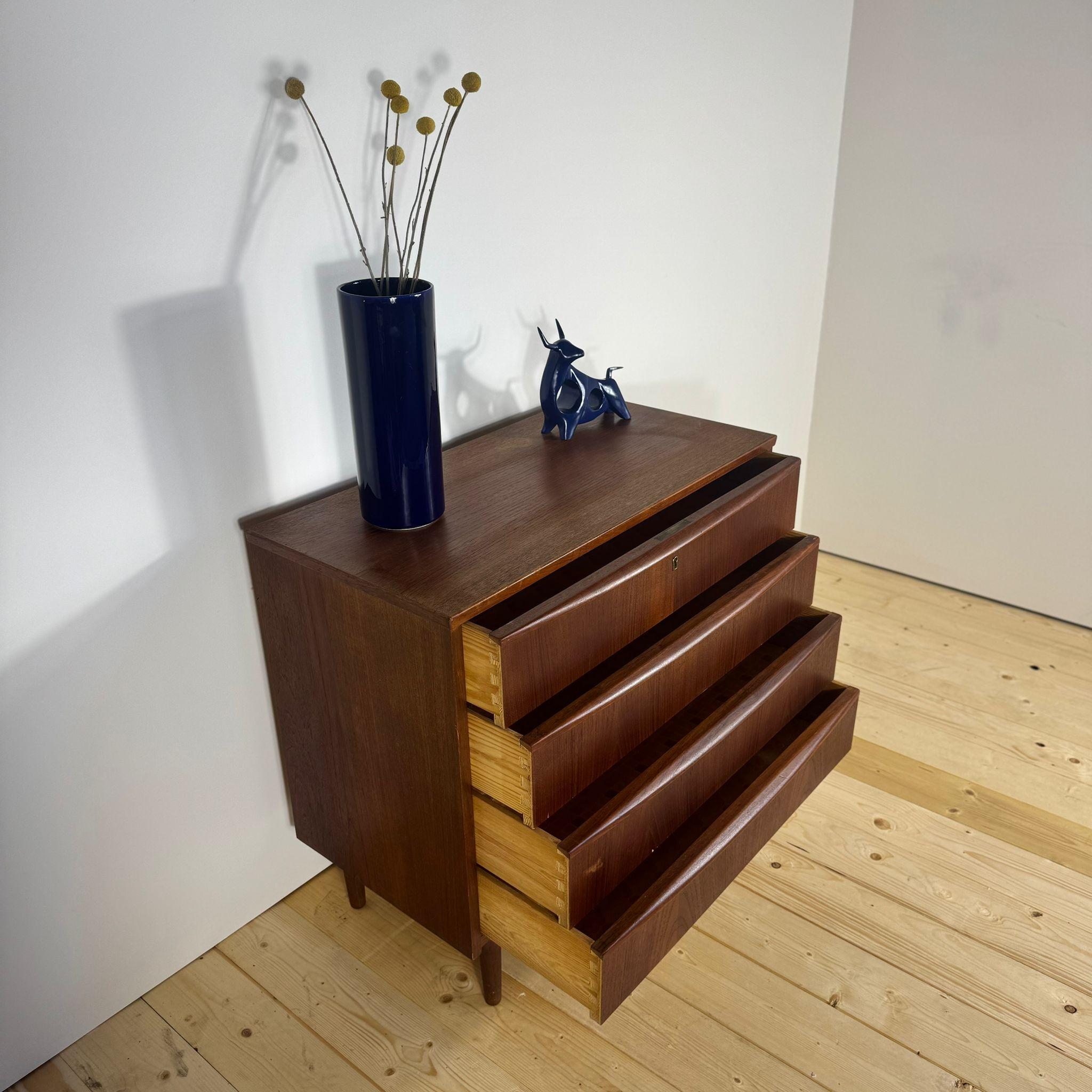 Mid-Century moderno Cassettiera danese anni '60 in teak - 4 cassetti in vendita