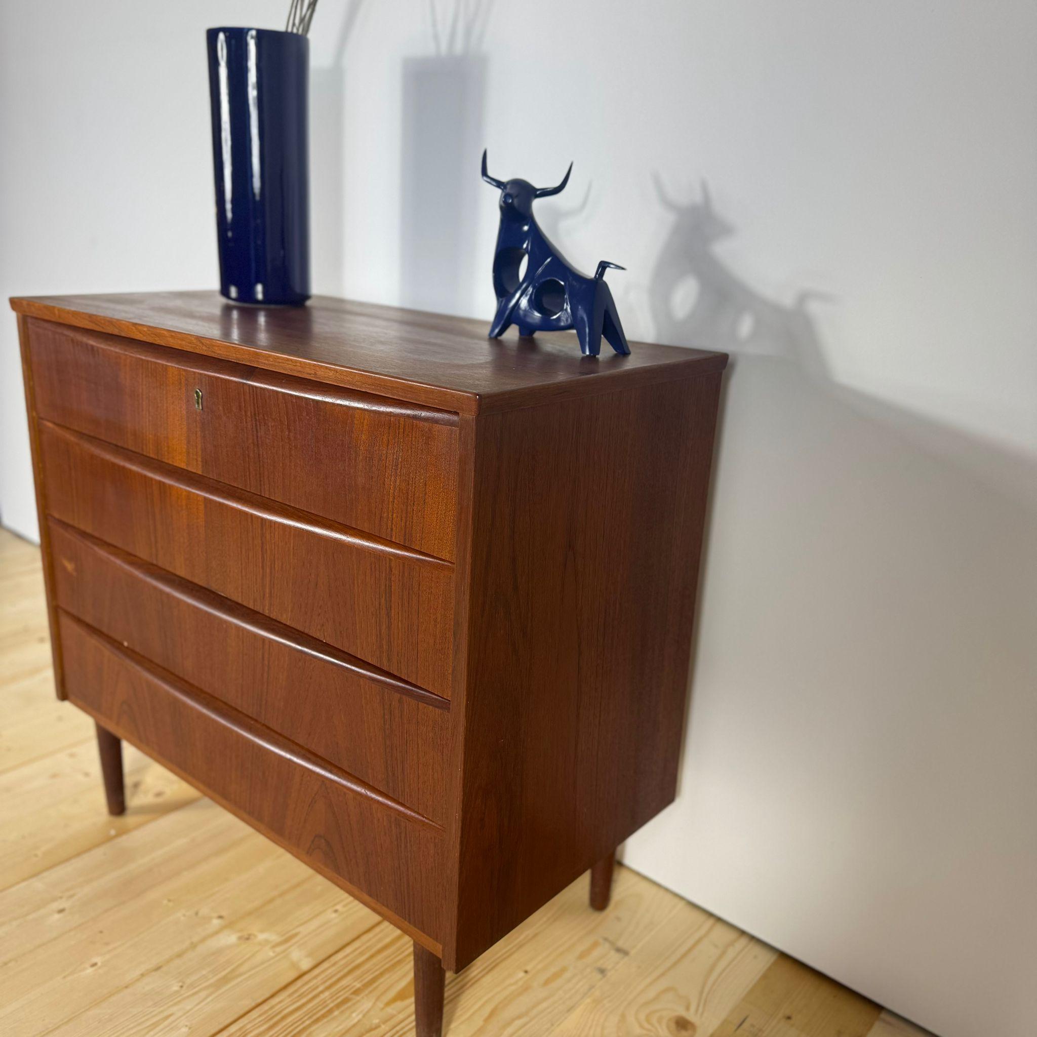 Danese Cassettiera danese anni '60 in teak - 4 cassetti in vendita