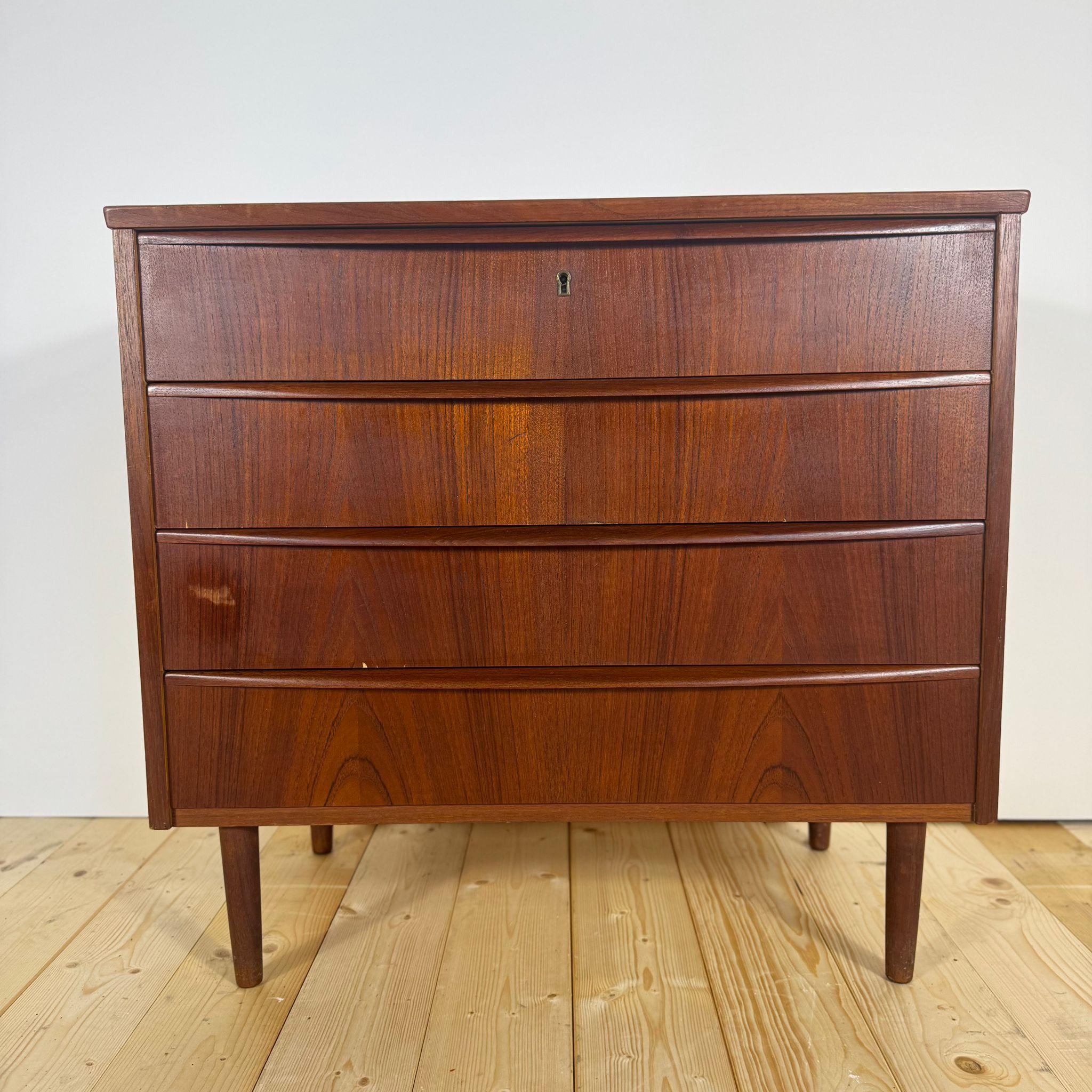 Impiallacciato Cassettiera danese anni '60 in teak - 4 cassetti in vendita