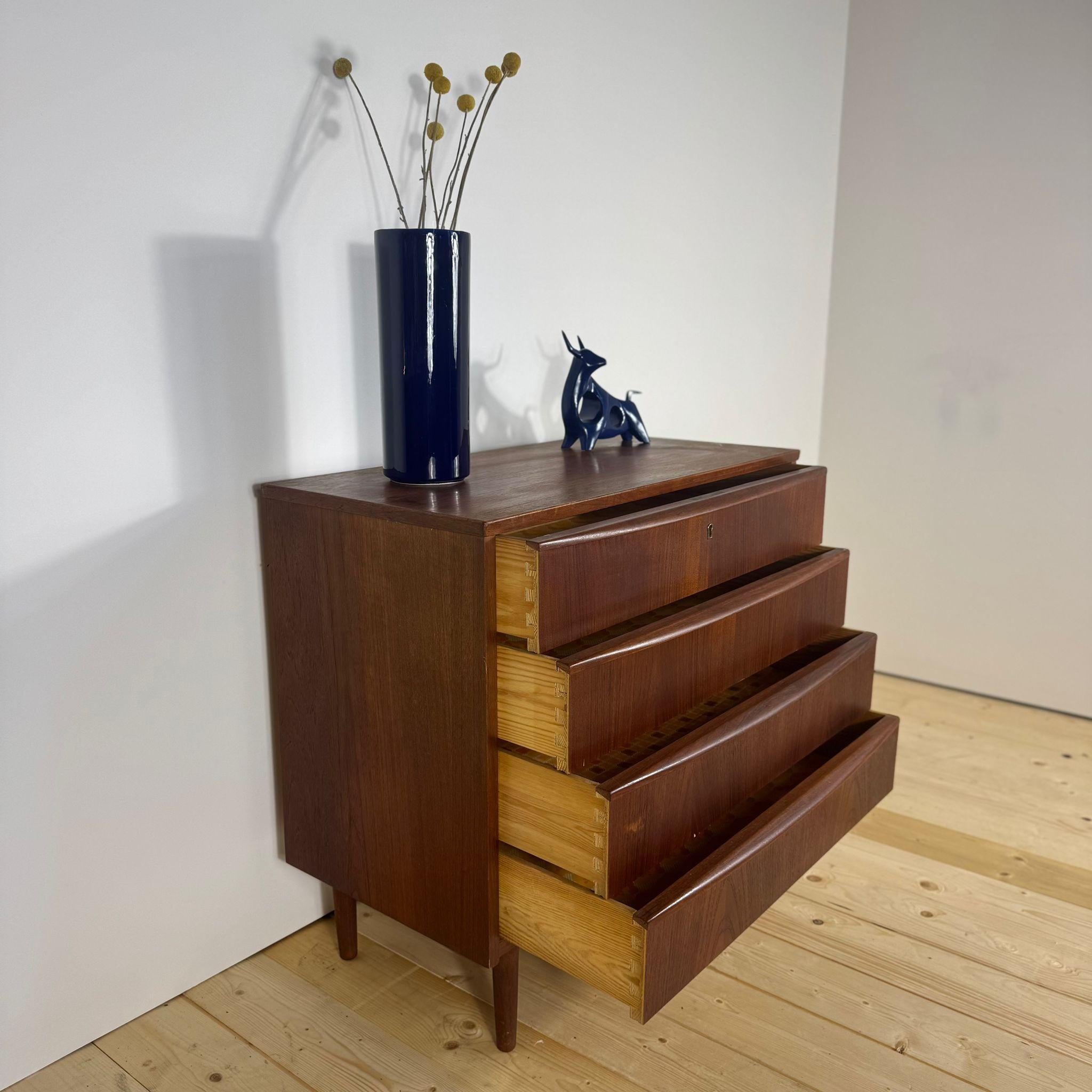Cassettiera danese anni '60 in teak - 4 cassetti In condizioni buone in vendita a Torino, IT