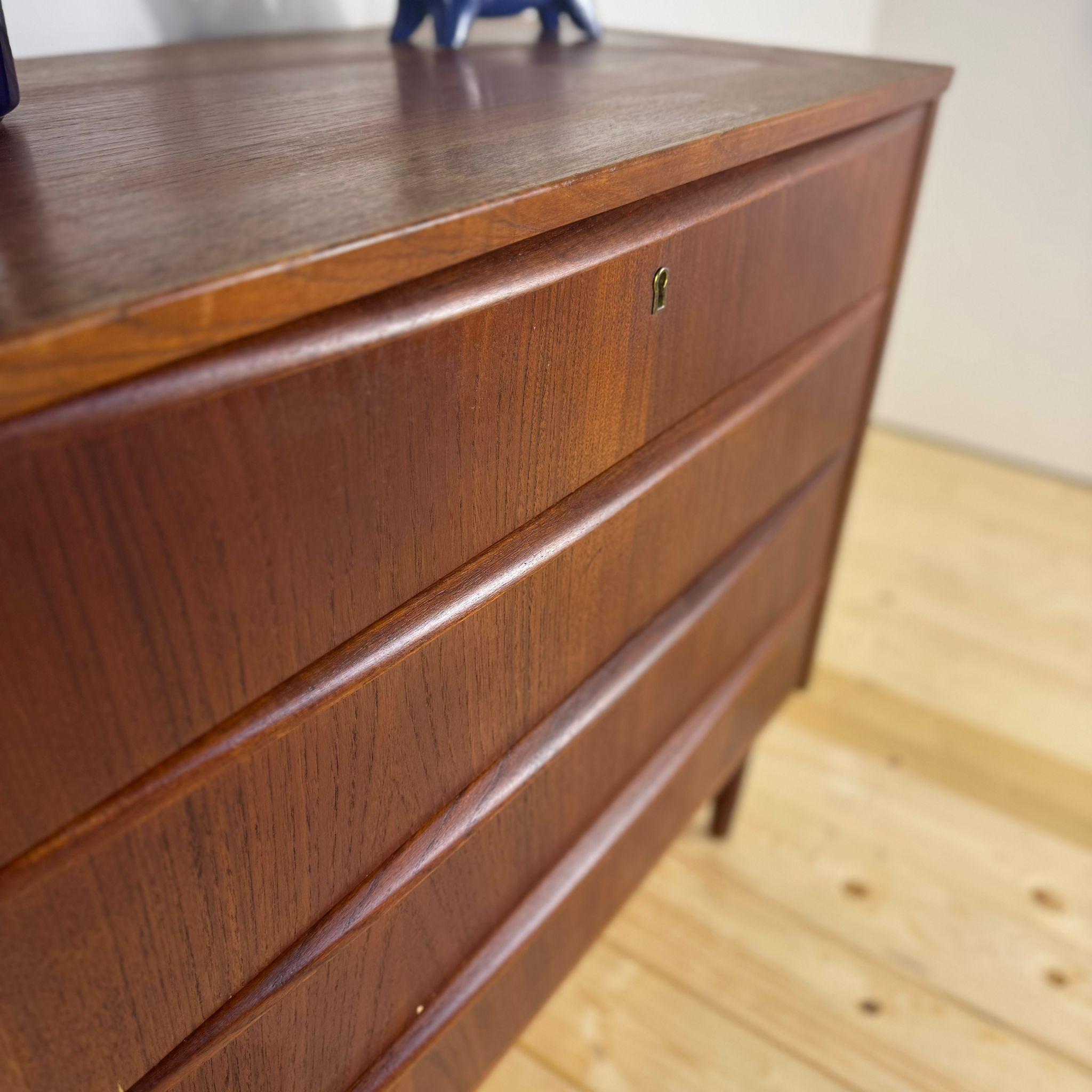 Metà XX secolo Cassettiera danese anni '60 in teak - 4 cassetti in vendita