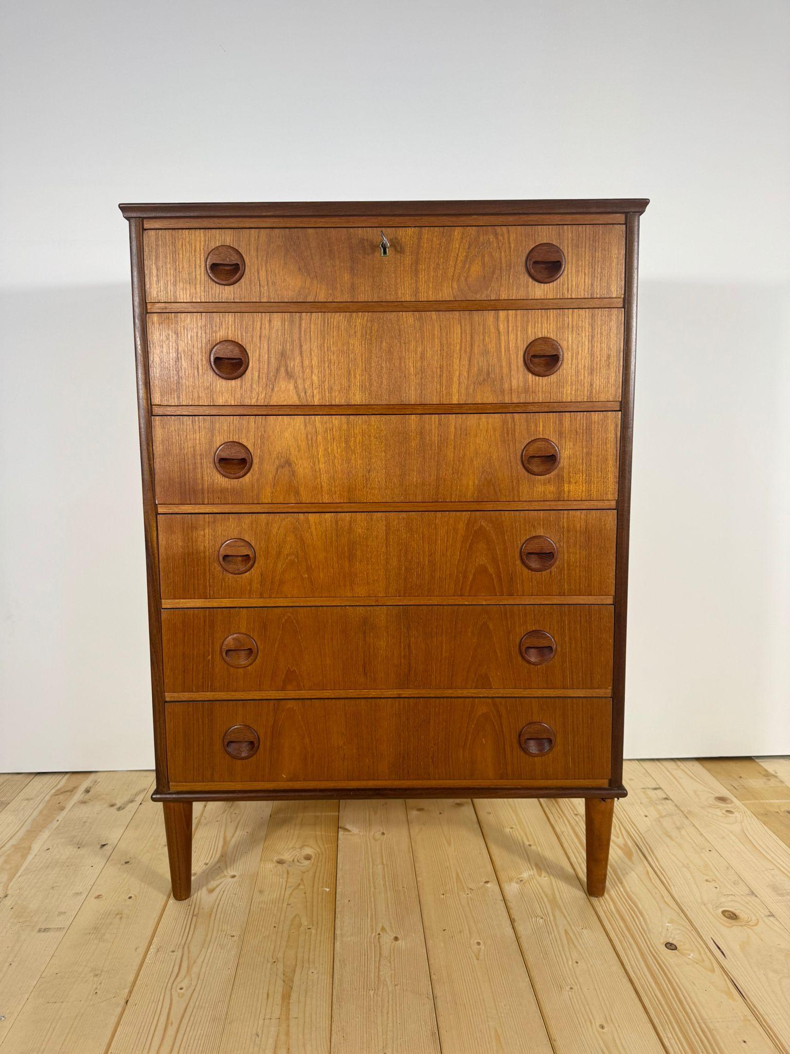 Impiallacciato Cassettiera danese anni '60 in teak in vendita
