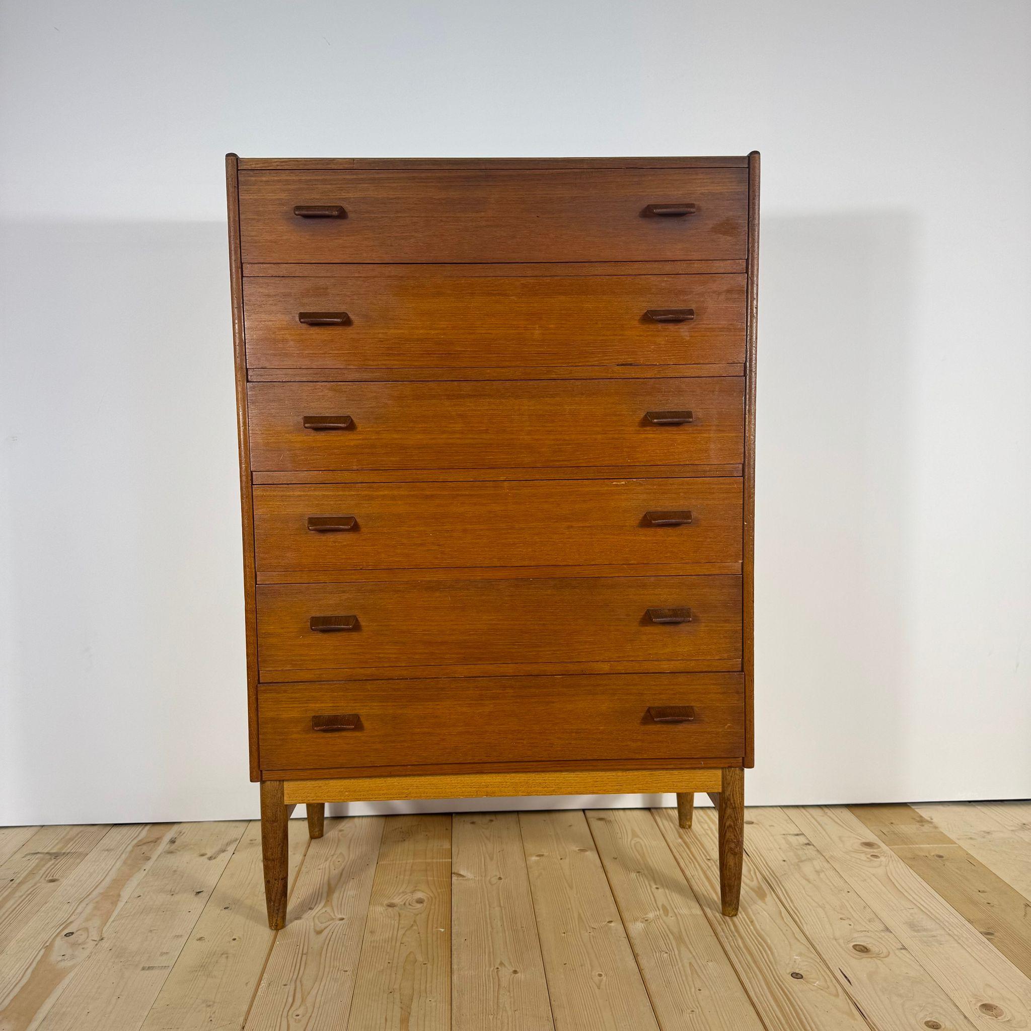 Cassettiera danese anni '60 in teak Mid-Century In condizioni buone in vendita a Torino, IT