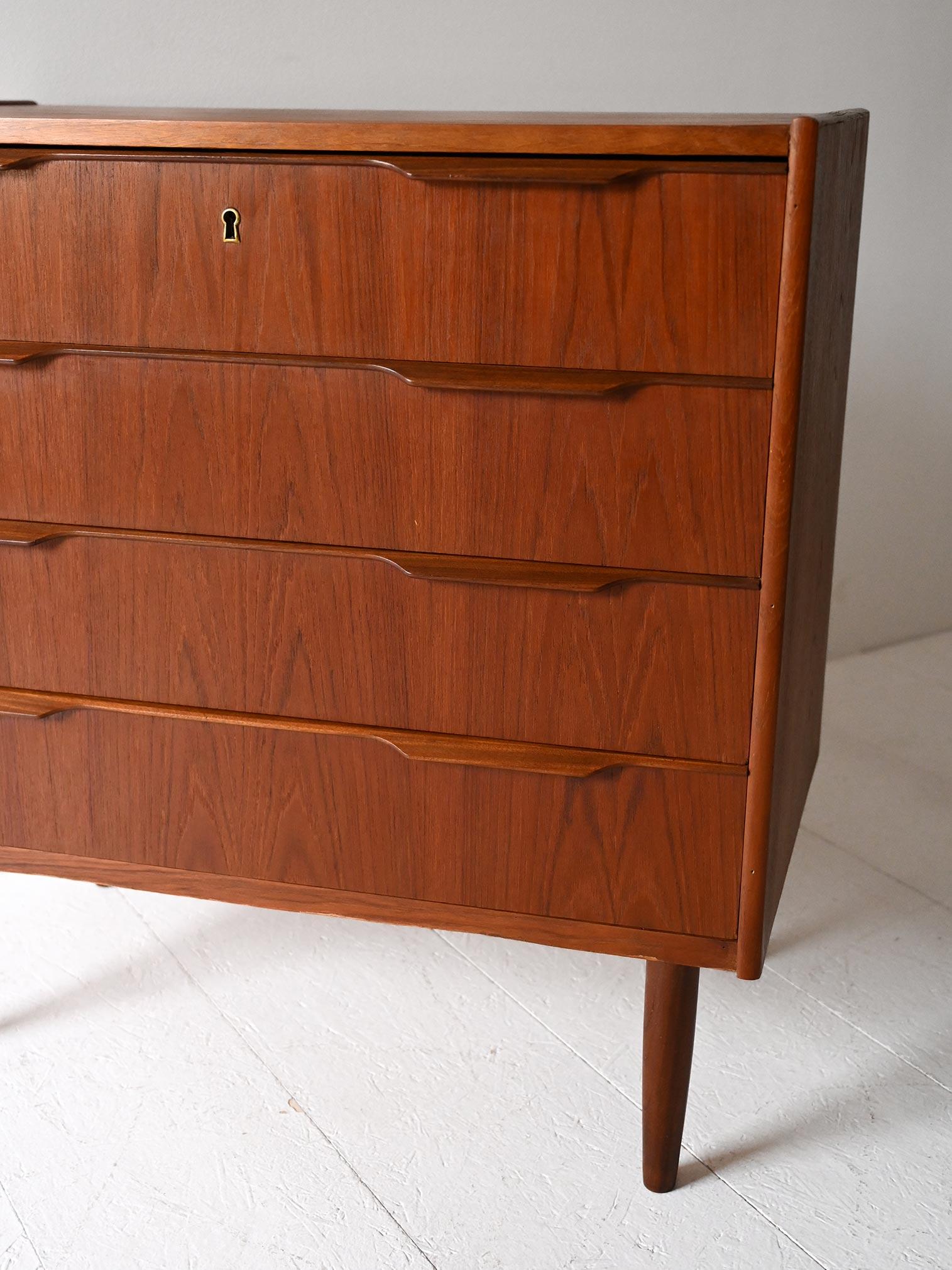 Mid-20th Century Cassettiera danese vintage in teak scuro For Sale