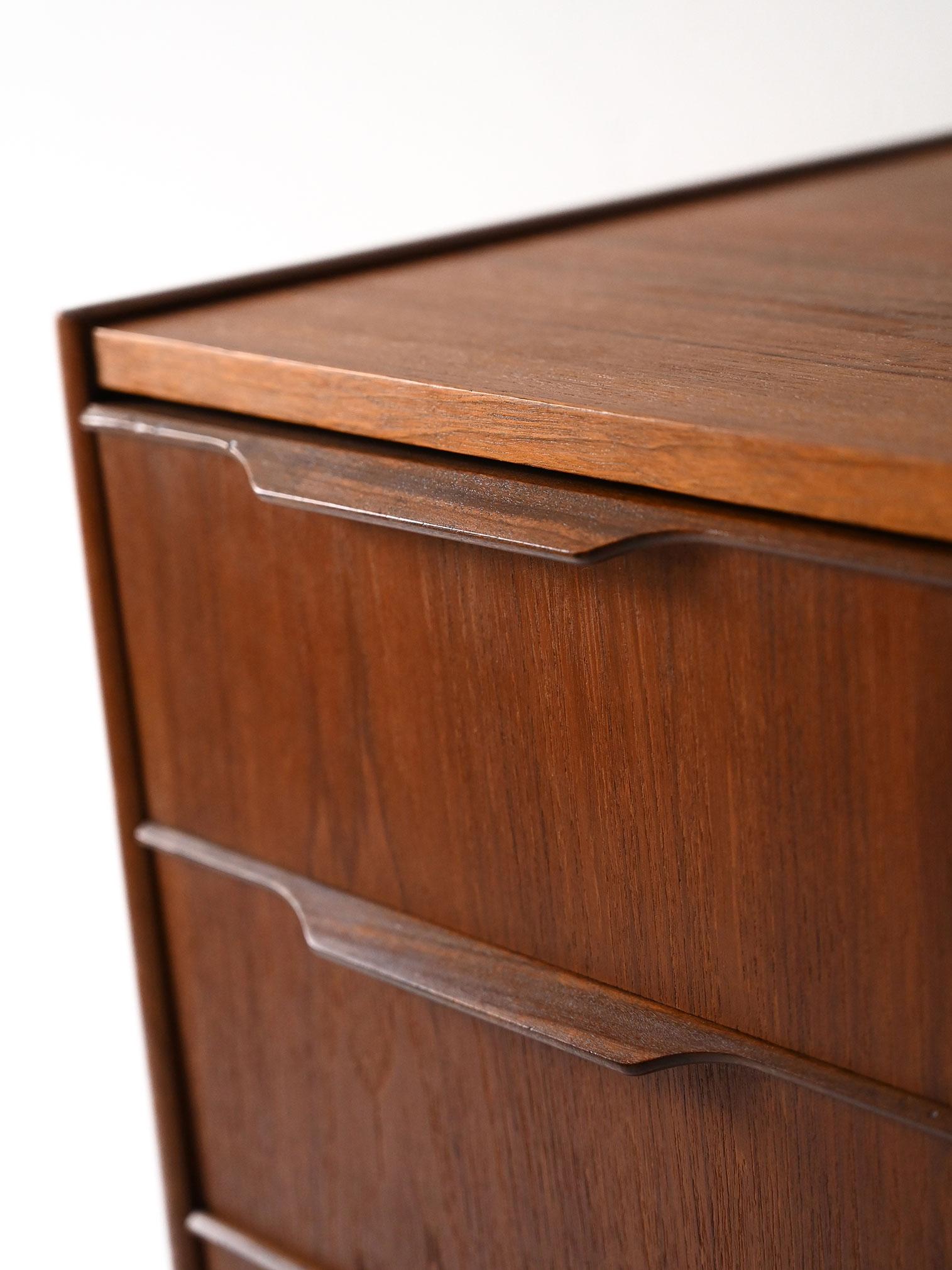 Cassettiera danese vintage in teak scuro For Sale 2
