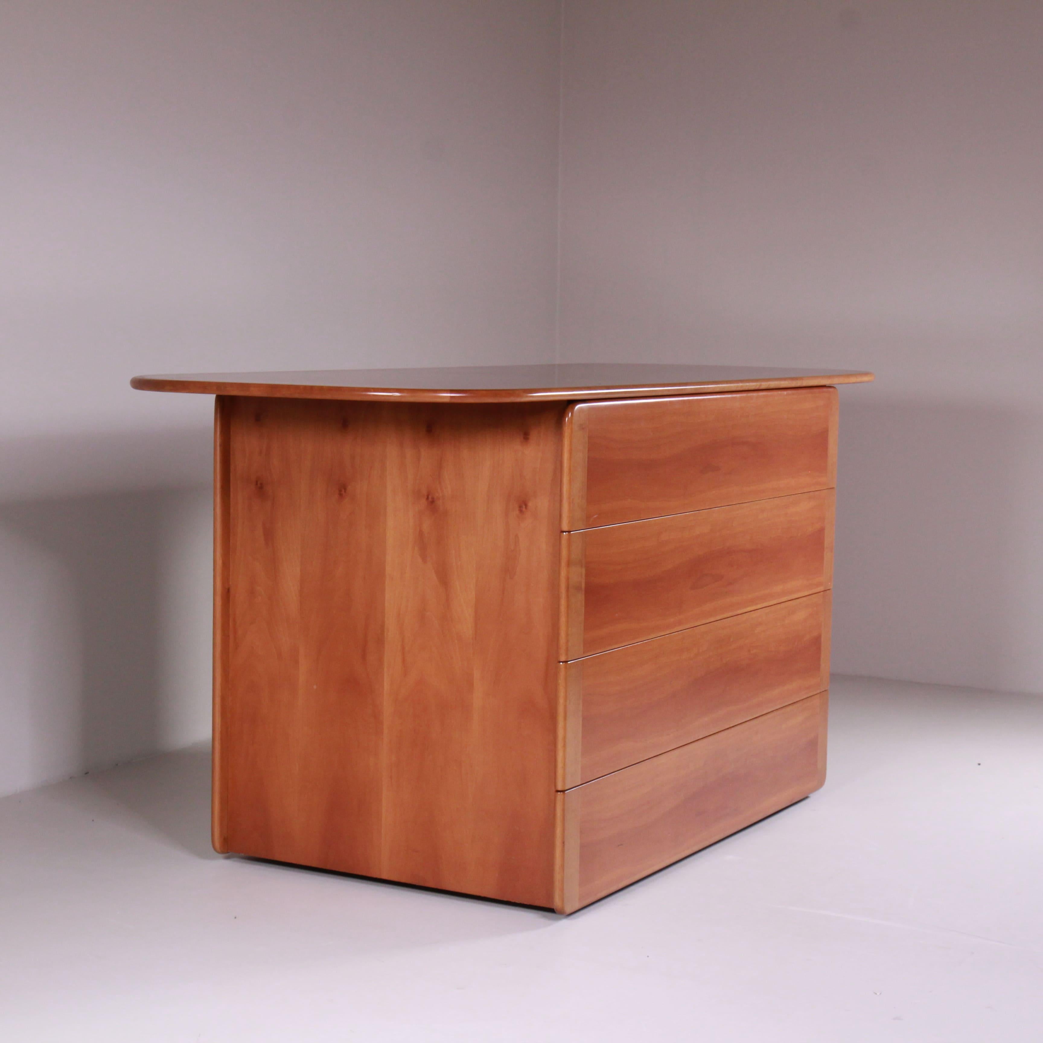uesto set da camera, composto da una cassettiera e comodini disegnati da Afra & Tobia Scarpa negli anni '50 per Molteni, rappresenta un perfetto equilibrio tra eleganza e funzionalità. Ogni elemento del set è caratterizzato da una struttura