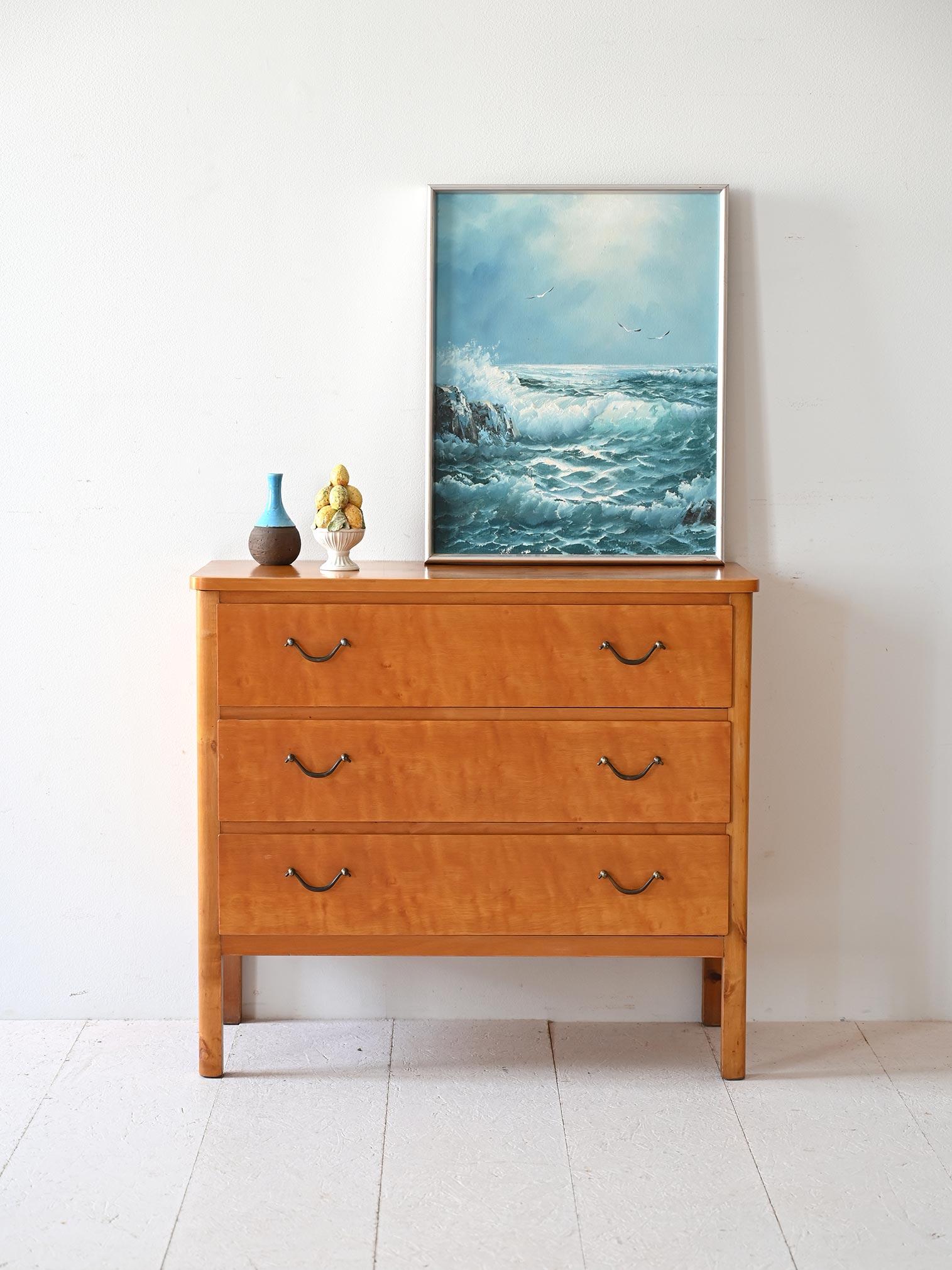 Wooden cabinet with three lockable drawers and metal handles.

The burl wood with its pronounced grain makes this piece unique and refined, ideal for decorating the room with a touch of vintage flavor. 
Good conditions. Potrebbe presentare dei segni
