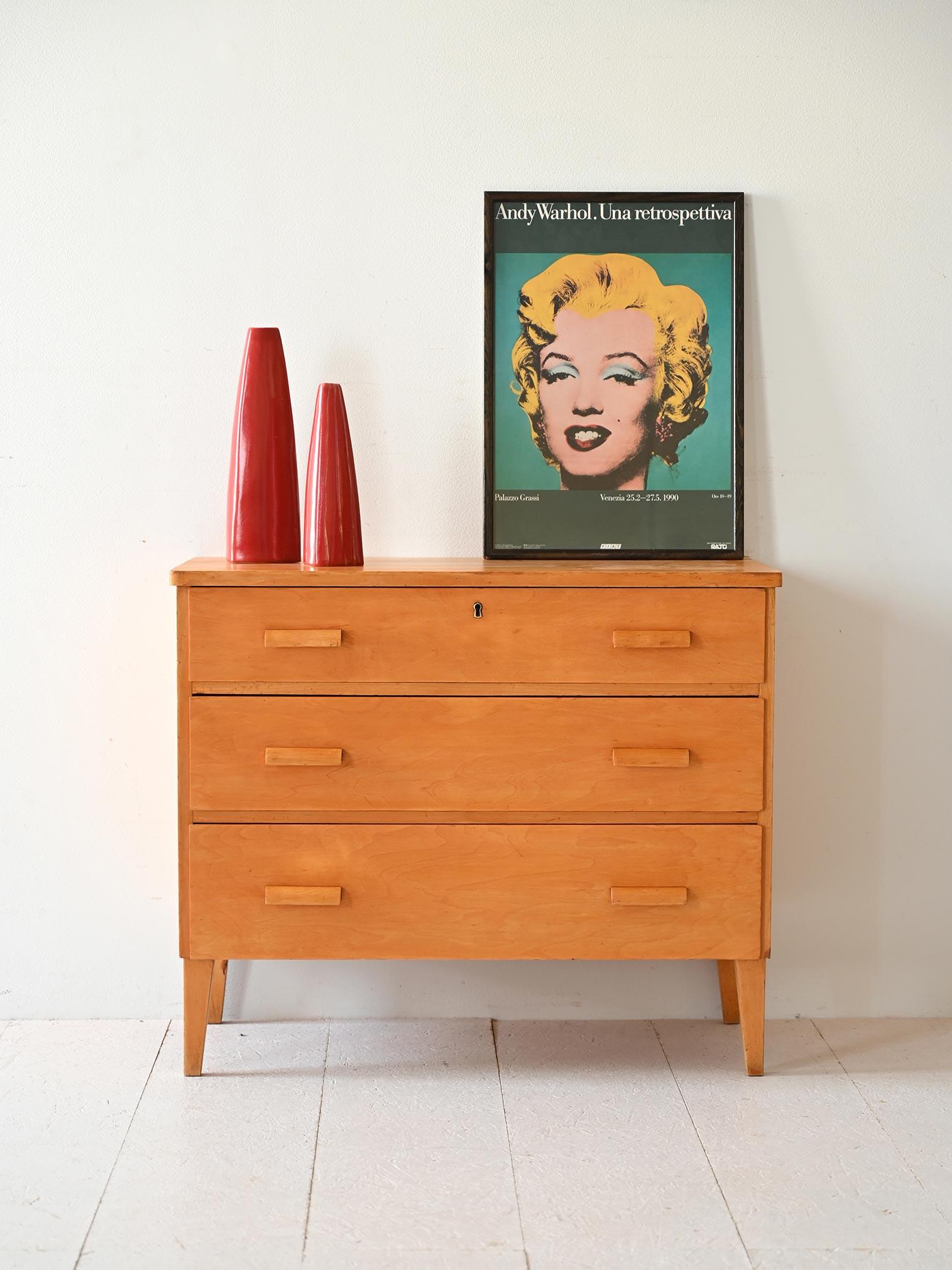 1960s birch cabinet with three drawers, the first of which has a lock. It is distinguished by its curved wooden drawer handles.

A classically beautiful piece of furniture suitable for different types of rooms to give a retro touch to the room.