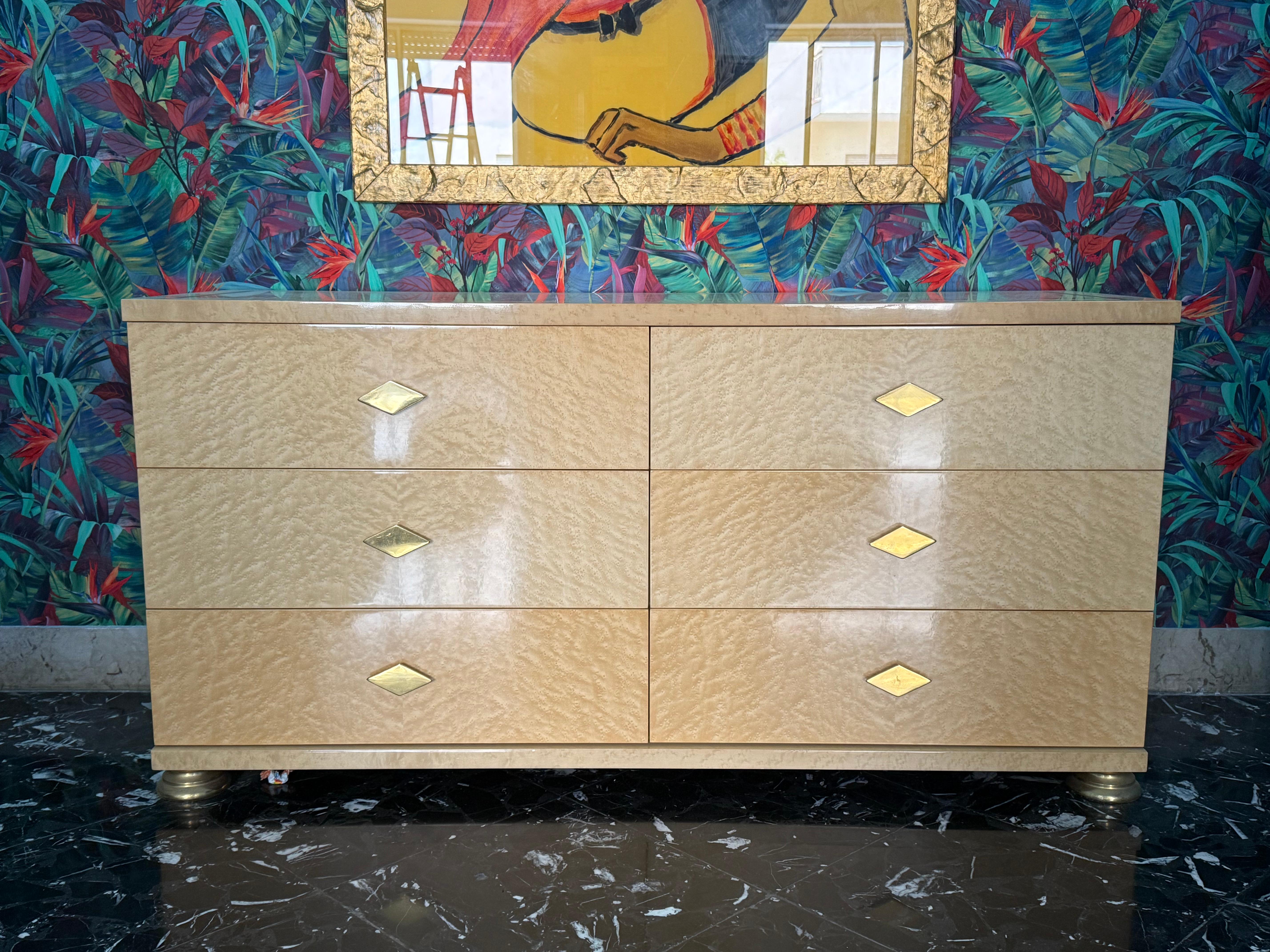 Very elegant chest of drawers in Maple and Brass wood 1970 Tommaso Barbi Design Italia.