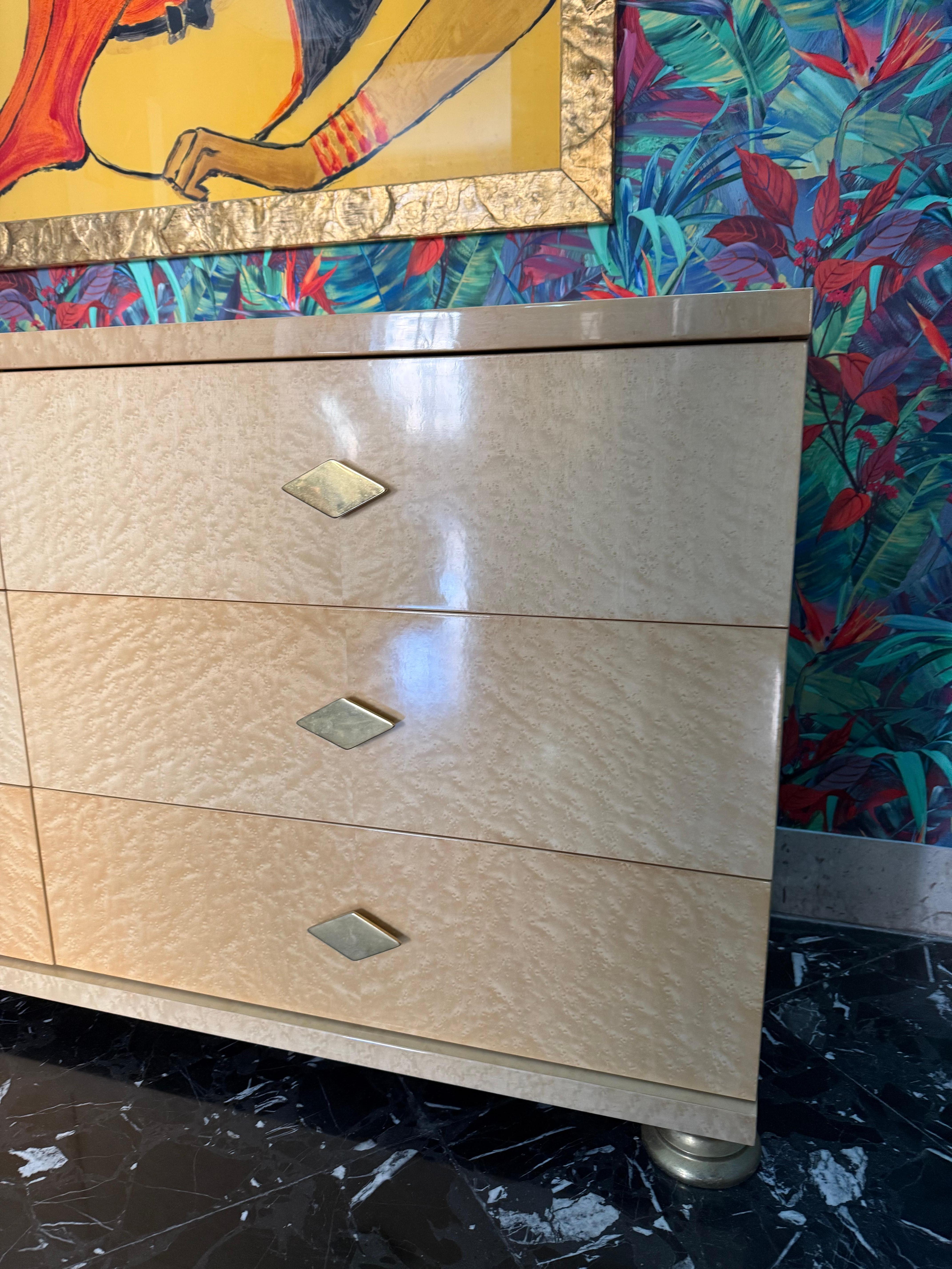 Maple and Brass Chest of Drawers Italy 1970 Tommaso Barbi Design In Good Condition For Sale In Palermo, Sicily