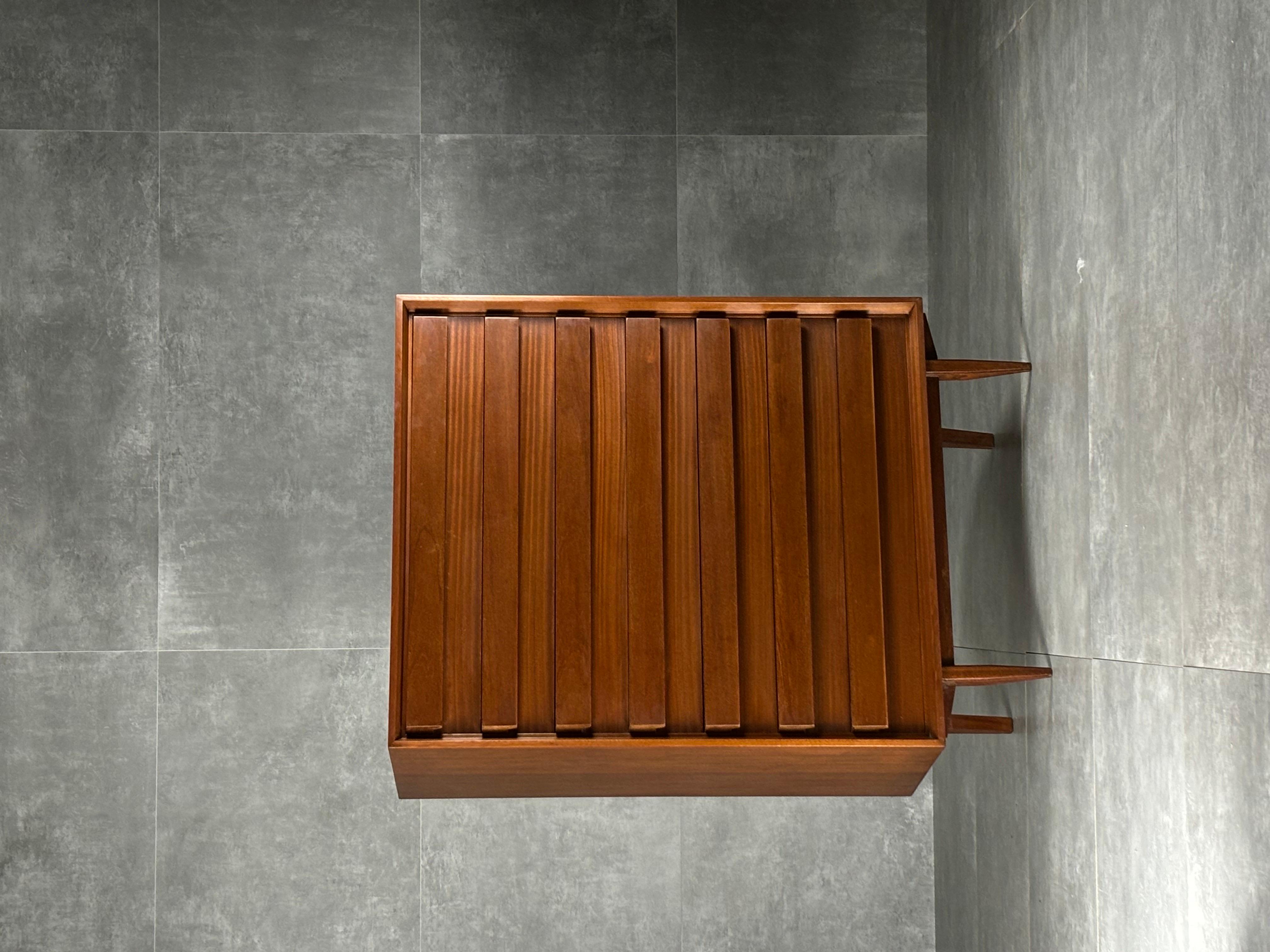 Cassettiera in legno con 7 cassetti e maniglia lineare. 