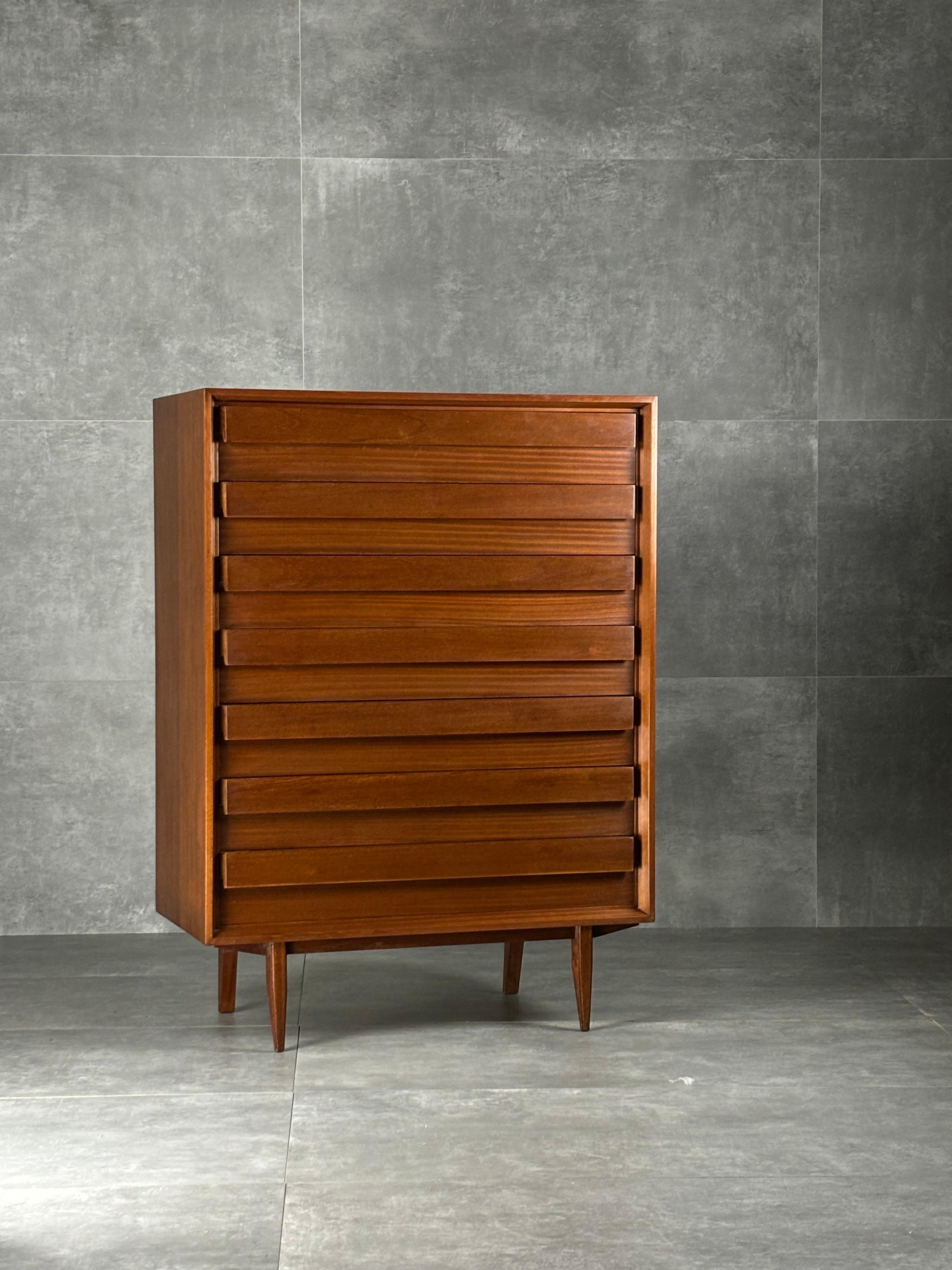Wooden chest of drawers with 7 drawers and linear handle. 