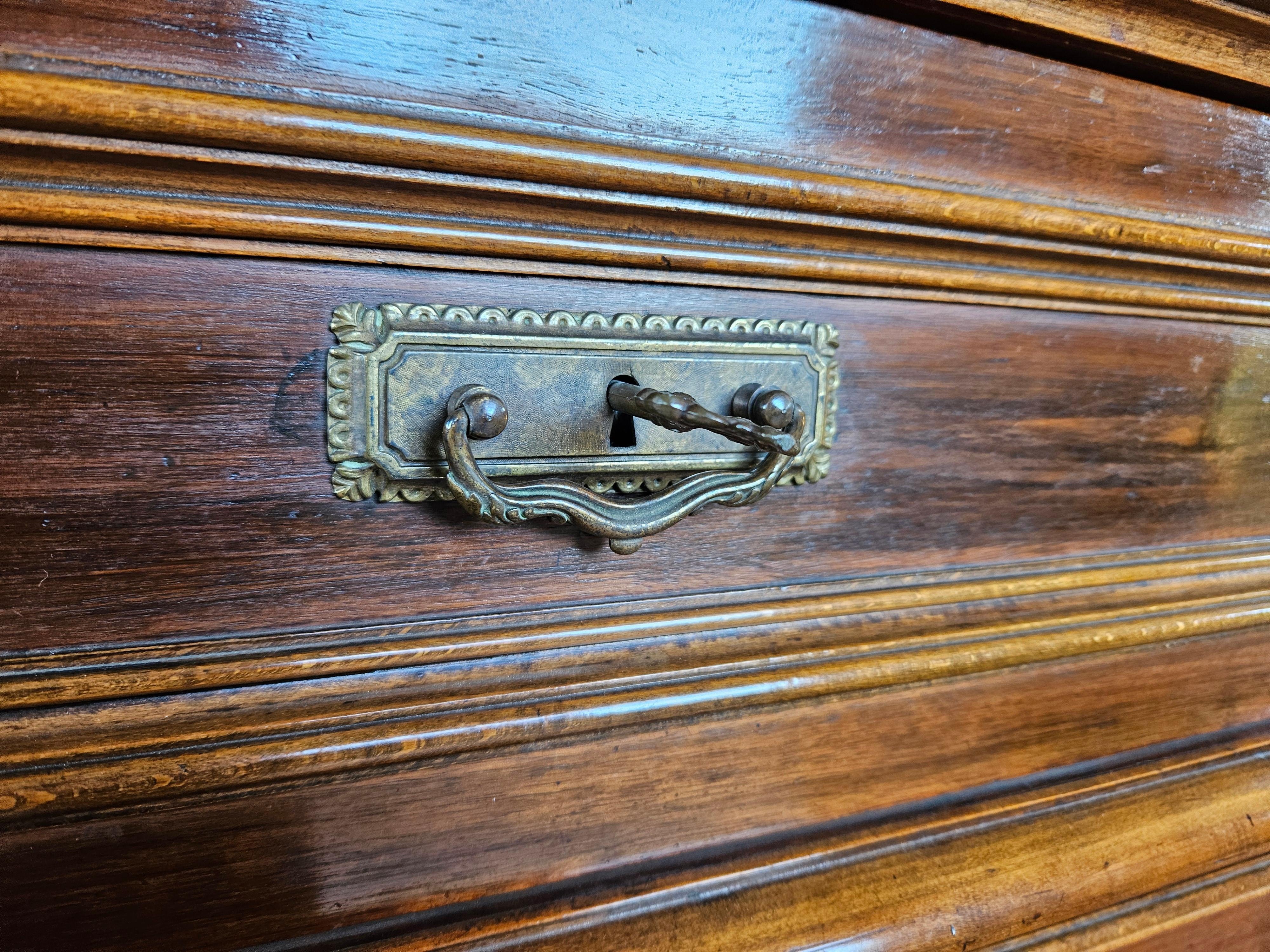 Cassettiera in legno con sei cassetti e piedi a cipolla fine XIX secolo For Sale 7