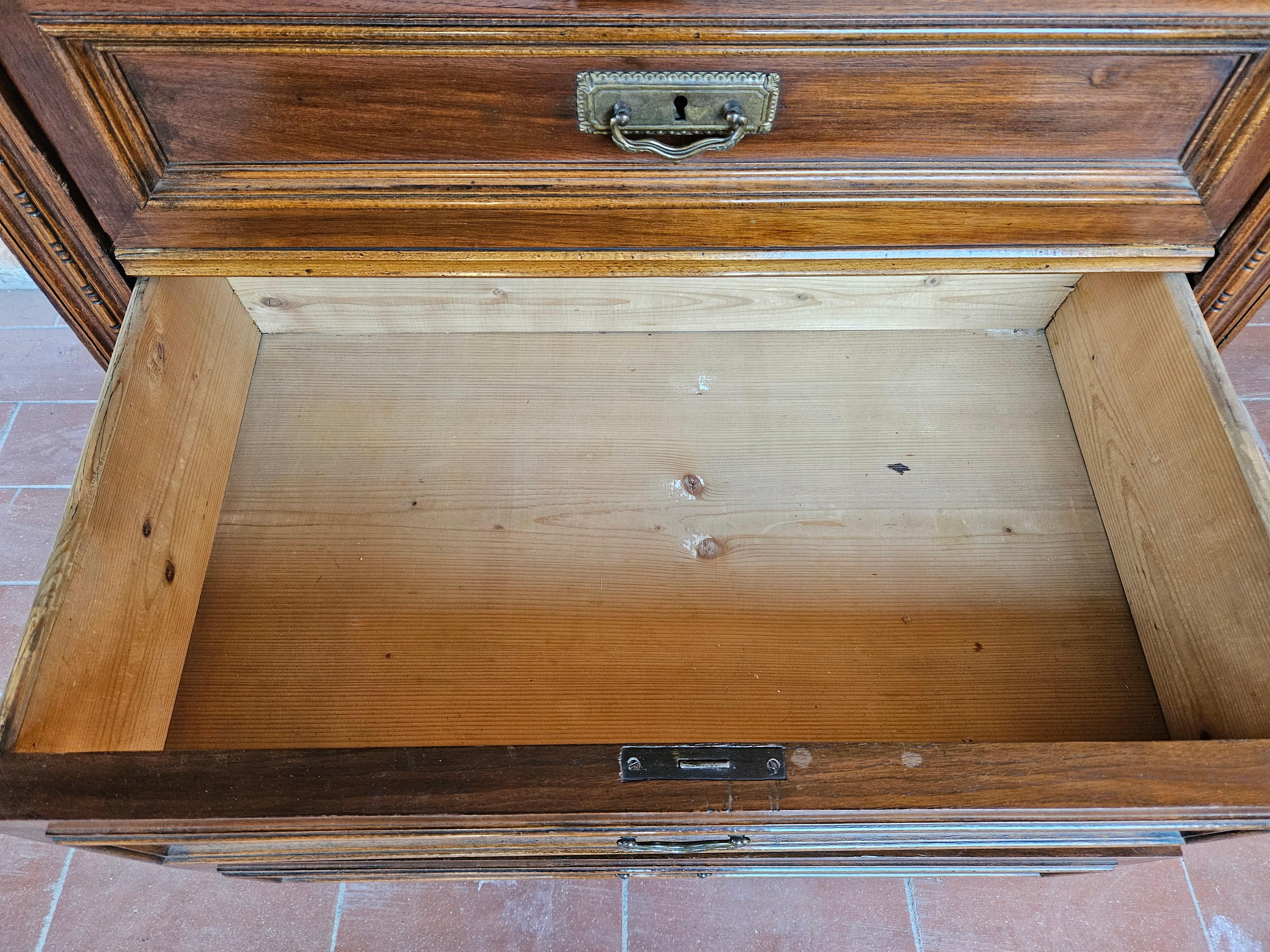 Cassettiera in legno con sei cassetti e piedi a cipolla fine XIX secolo For Sale 12