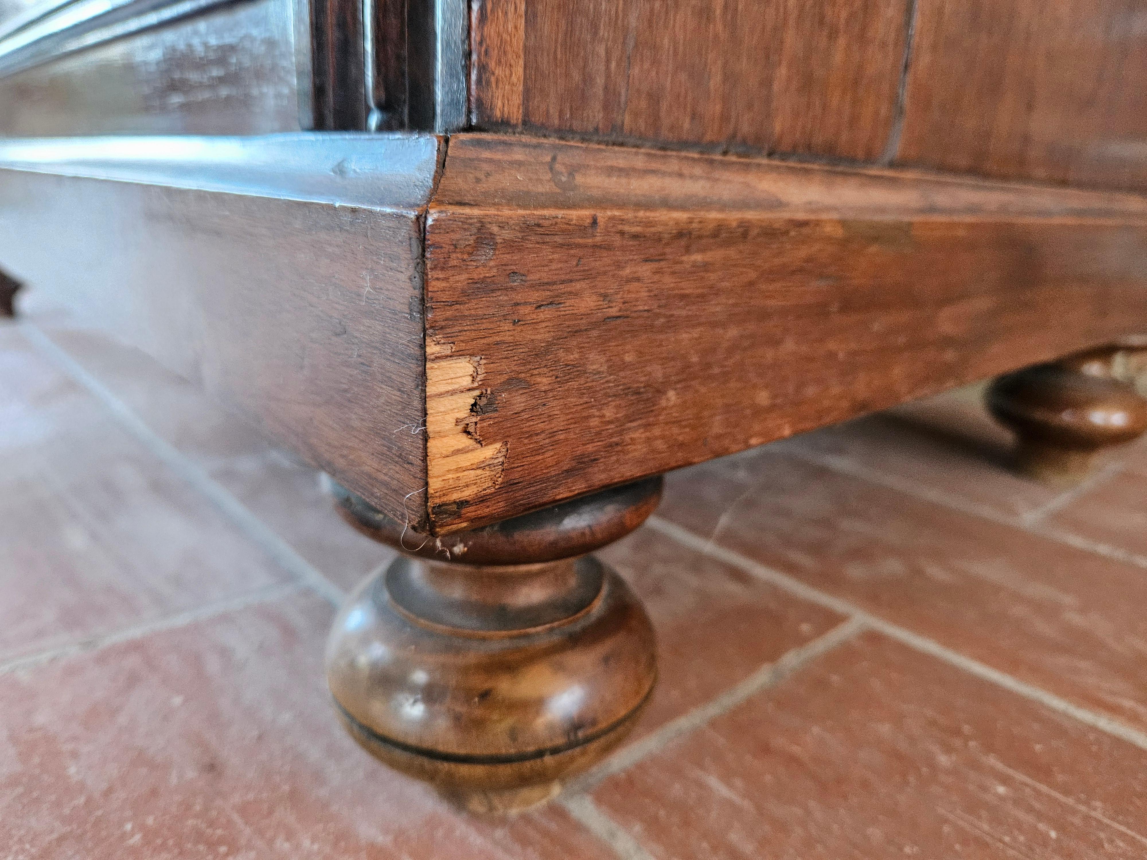 Cassettiera in legno con sei cassetti e piedi a cipolla fine XIX secolo For Sale 13