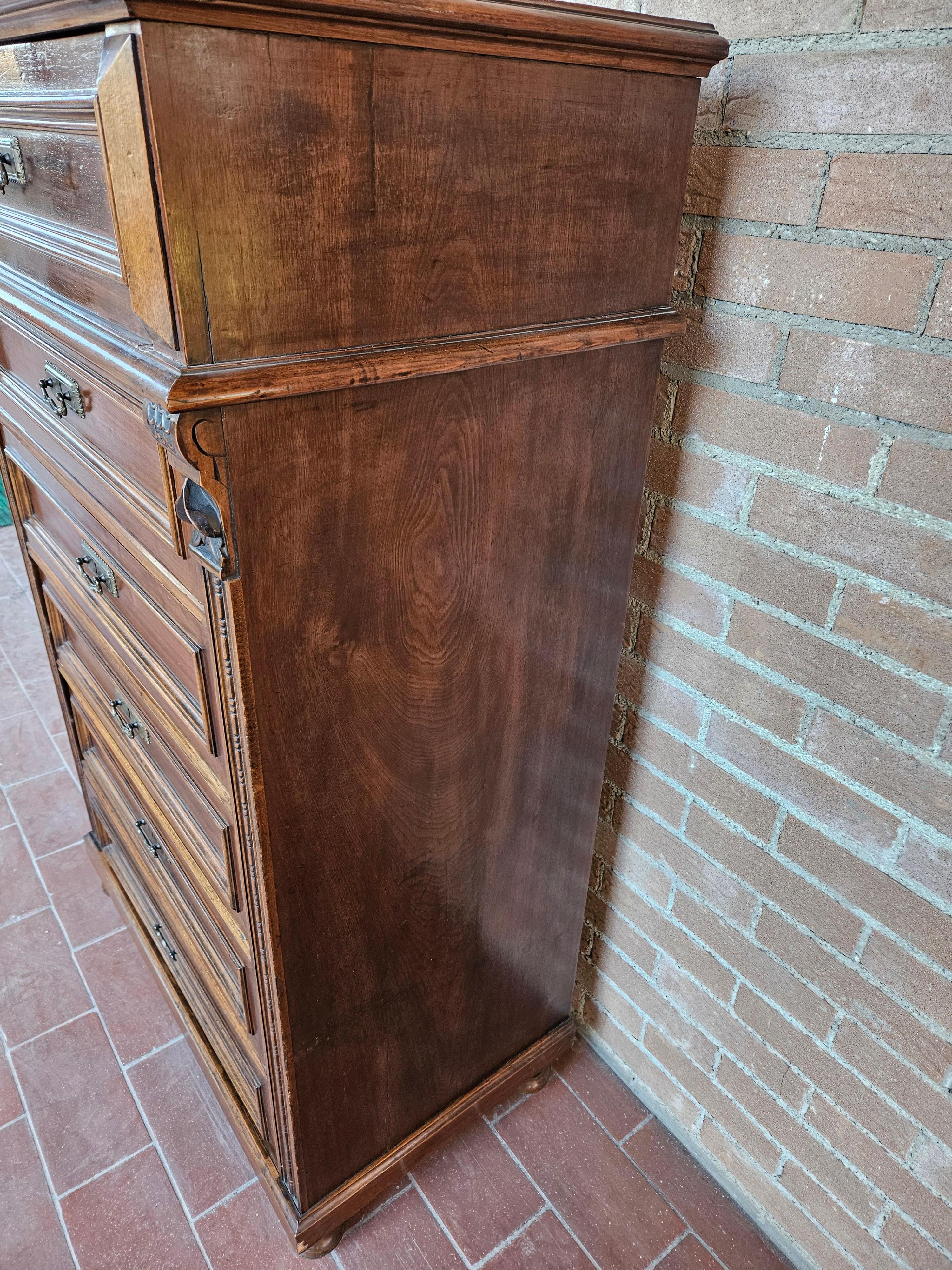 Neoclassical Revival Cassettiera in legno con sei cassetti e piedi a cipolla fine XIX secolo For Sale