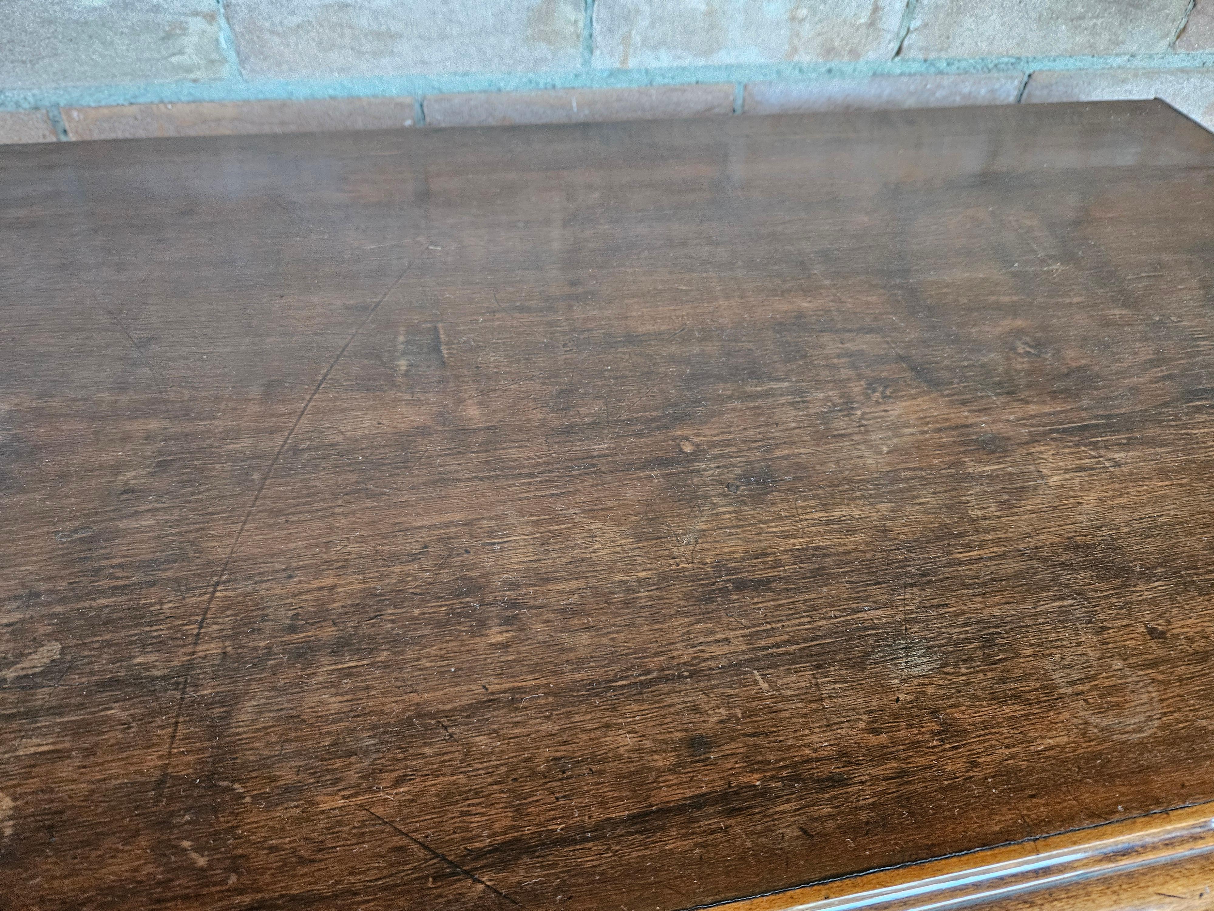 Neoclassico Cassettiera in legno con sei cassetti e piedi a cipolla fine XIX secolo in vendita