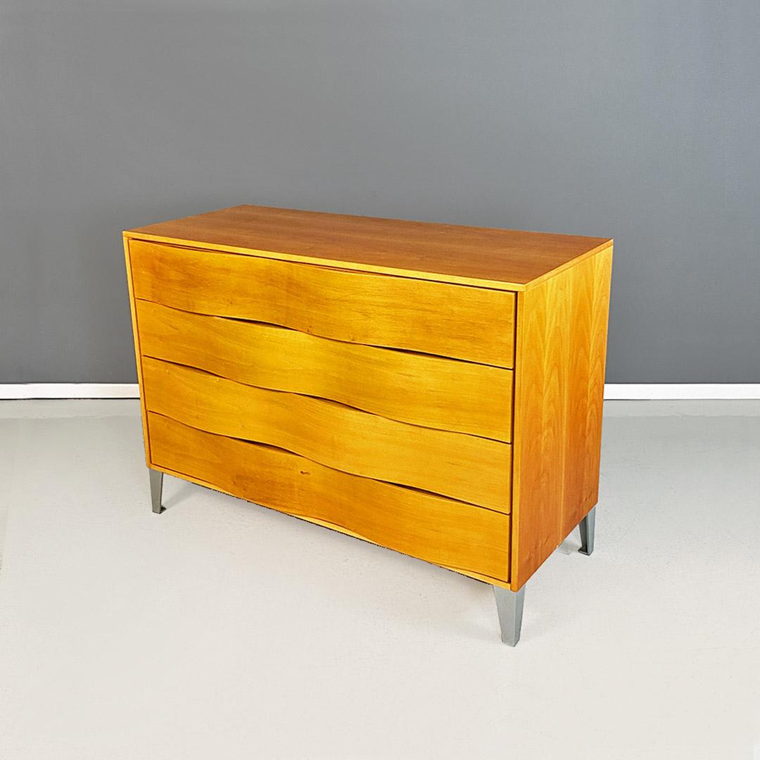 Bedroom chest of drawers or chest of drawers, with solid wood frame with rectangular base and silver-colored metal legs with matte finish, consisting of four large drawers with curved front.
1980 ca.
Perfette condizioni.
Measurements in cm