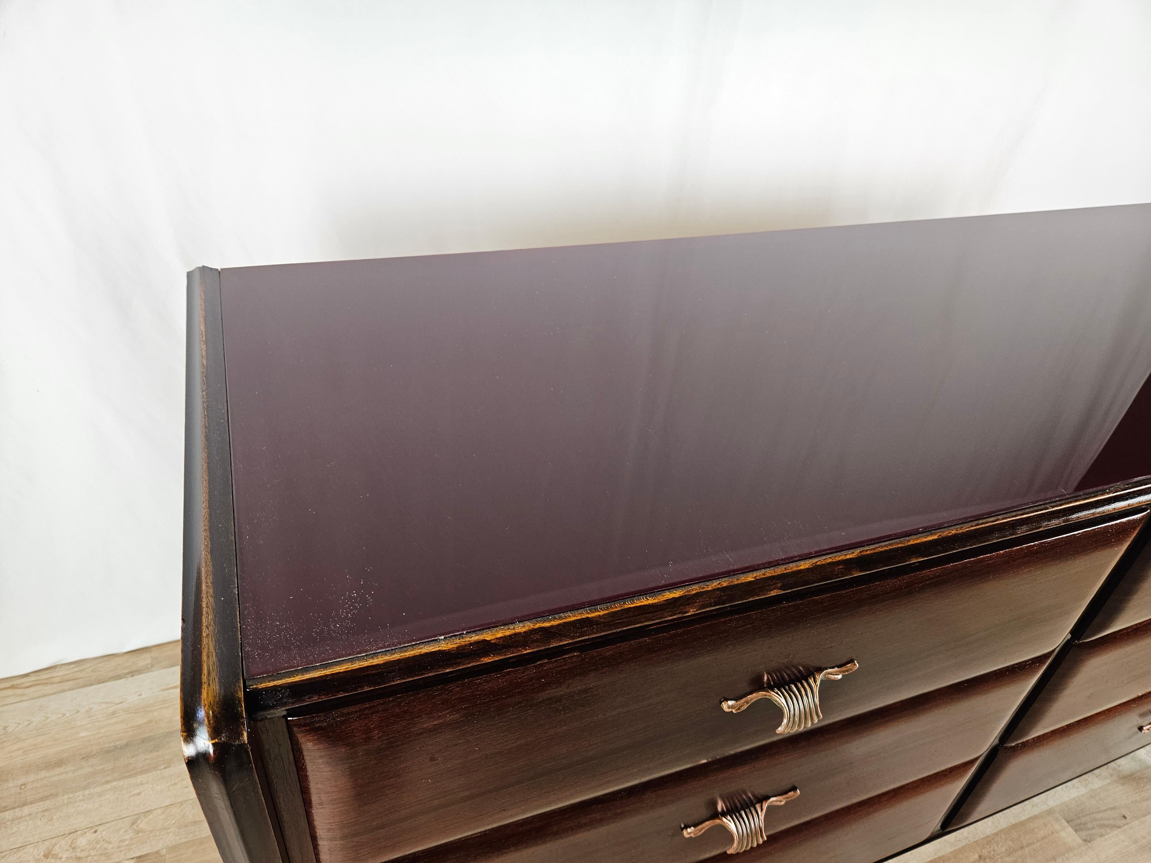 Mahogany chest of drawers with burgundy glass top 1950s In Good Condition For Sale In Premariacco, IT