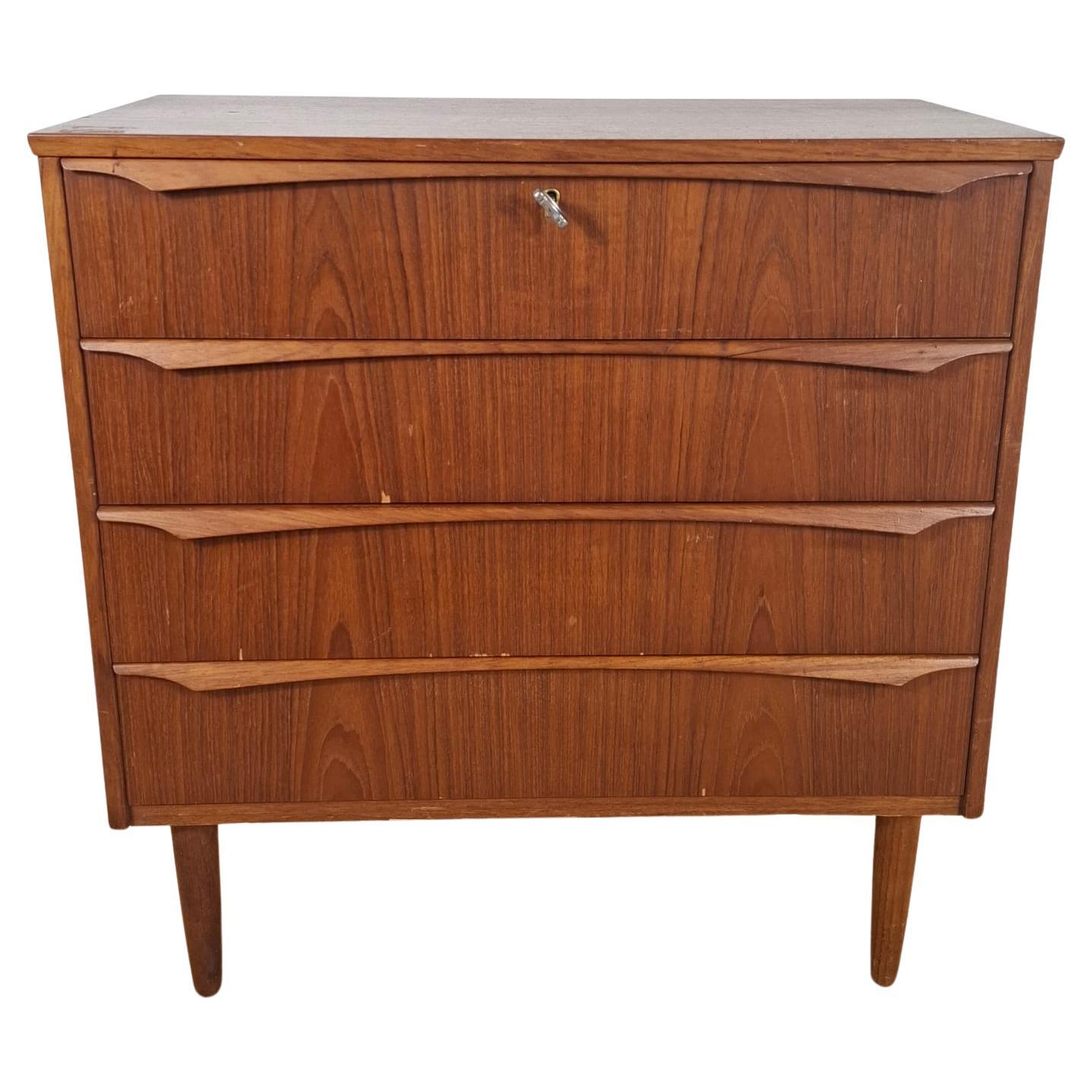Vintage Kommode aus Teakholz - Mid-Century Design im Angebot
