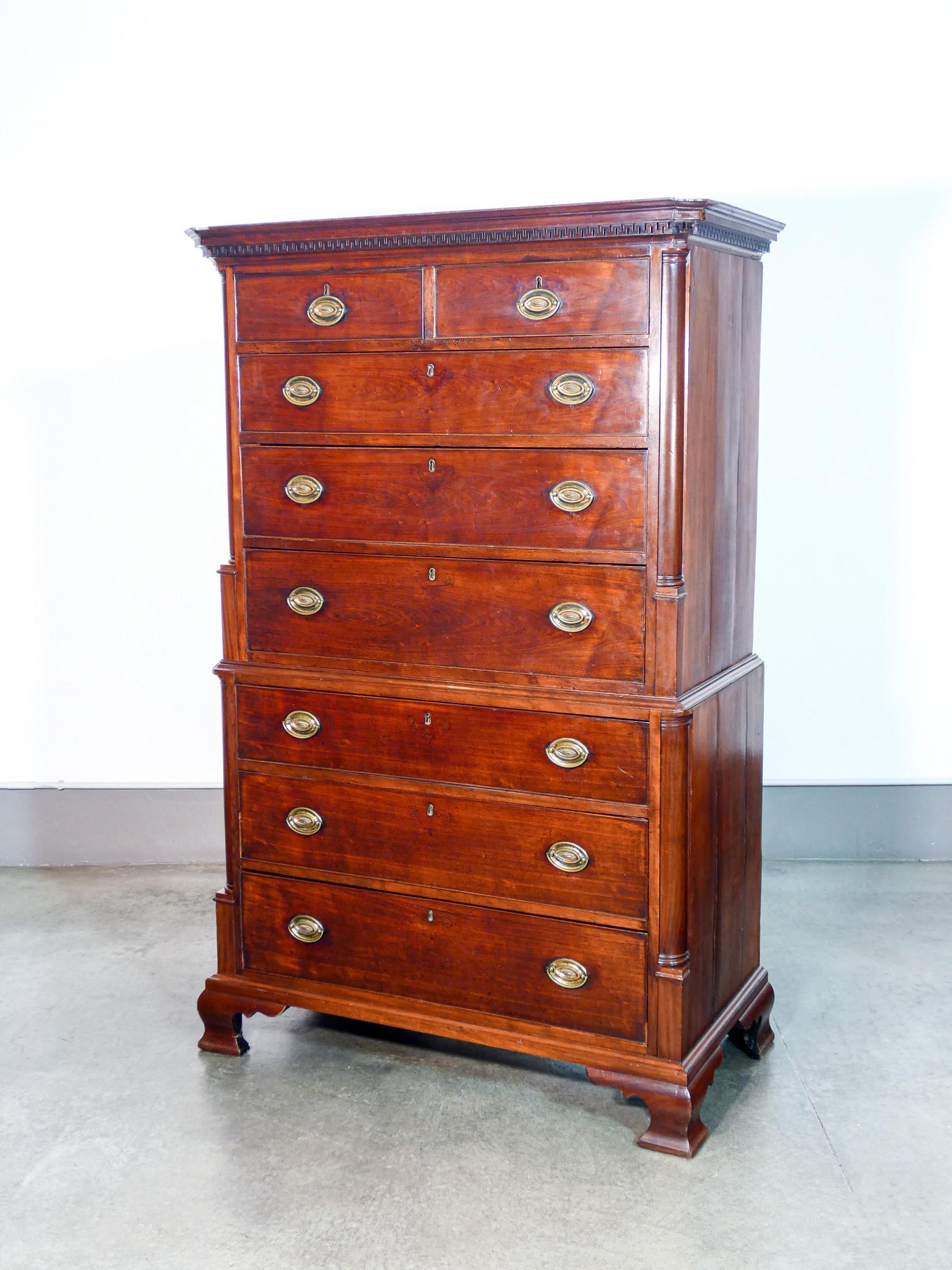 Cassettiera inglese,
periodo georgiano,
a otto cassetti
in legno lastronato.

ORIGINE
Inghilterra

PERIODO
Fine Settecento

MATERIALI
Legno lastronato

DIMENSIONI
Altezza: 180 cm
Larghezza: 116 cm
Profondità: 60 cm

CONDIZIONI
La cassettiera è in