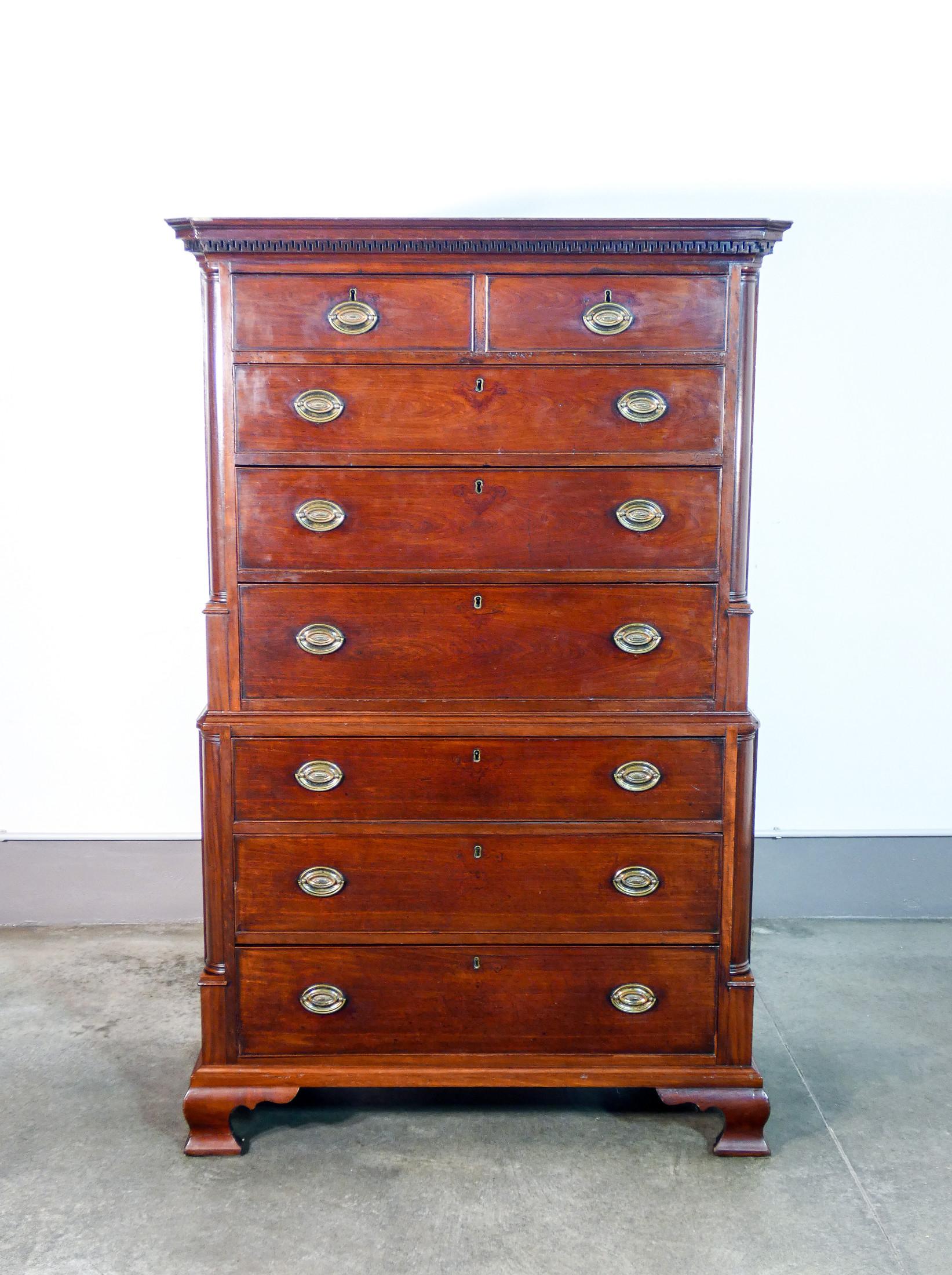 Georgiano Cassettiera inglese, periodo georgiano, a otto cassetti. Inghilterra, Fine 1700 in vendita