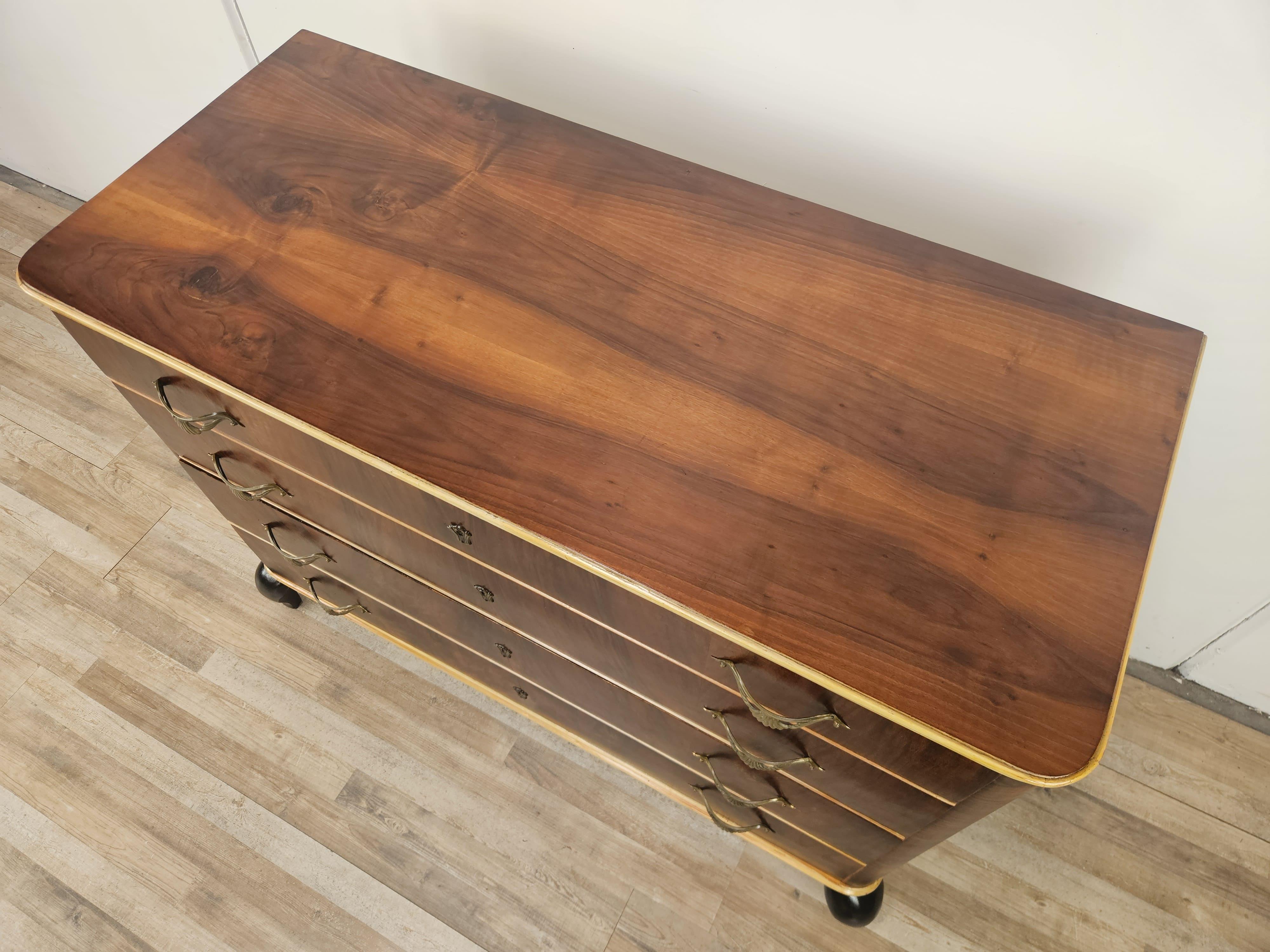 Mid-20th Century Cassettiera italiana anni '50 in mogano e acero con piedi laccati in vendita