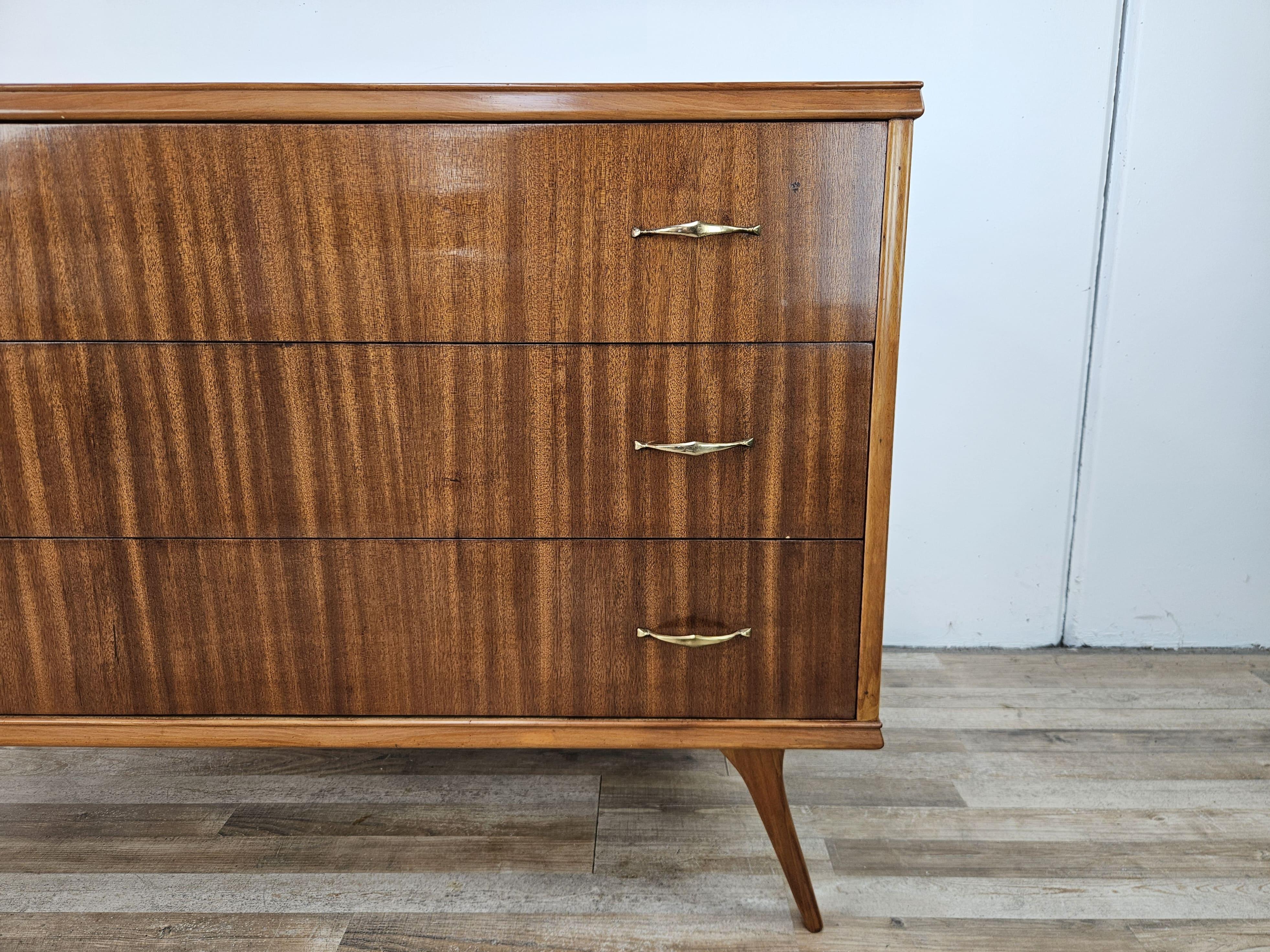 Cassettiera italiana degli anni '50 rivestita in noce con maniglie in ottone in vendita 2