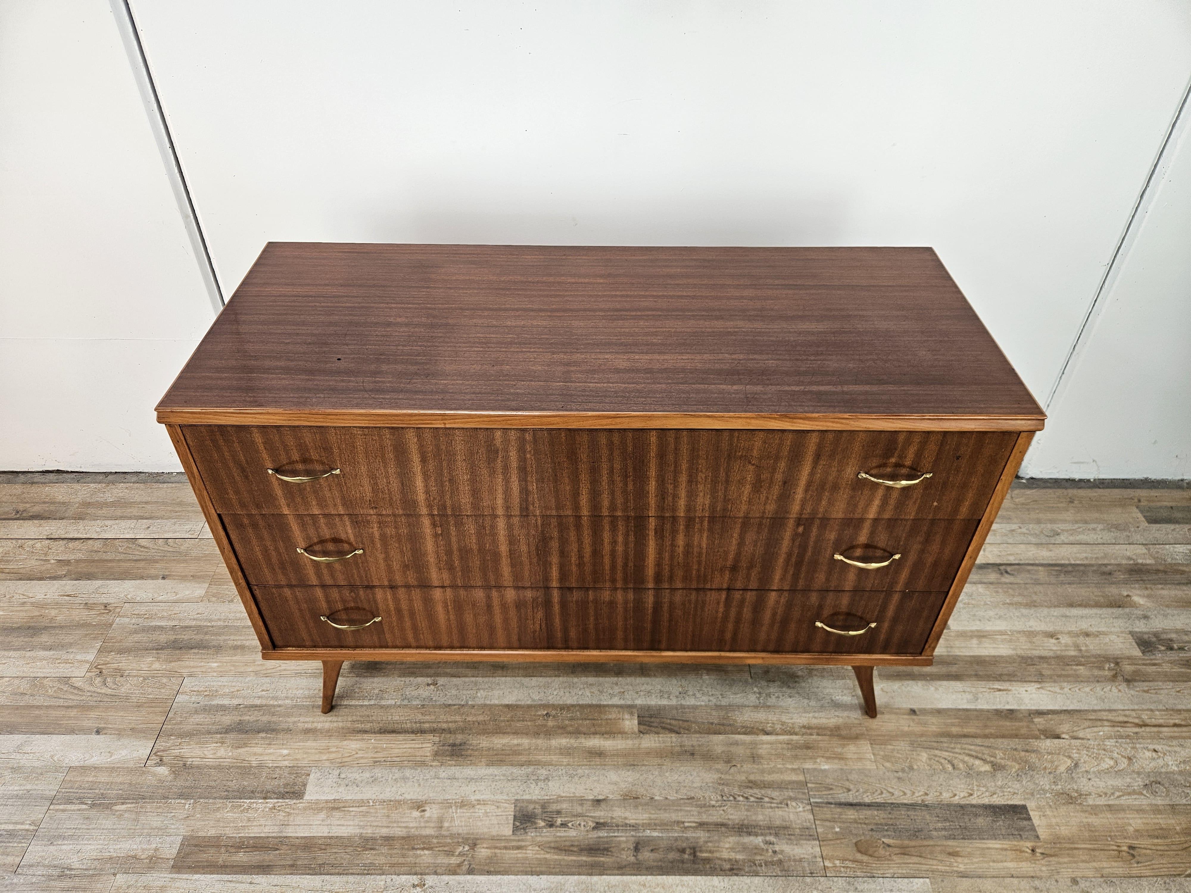 Cassettiera in noce degli anni '50 con finiture e gambe in noce chiaro. Presenta tre ampi e robusti cassetti con maniglie in ottone.

Leggera e dalla forma uniforme, si adatta perfettamente a qualsiasi interno.

La cassettiera è stata lucidata a
