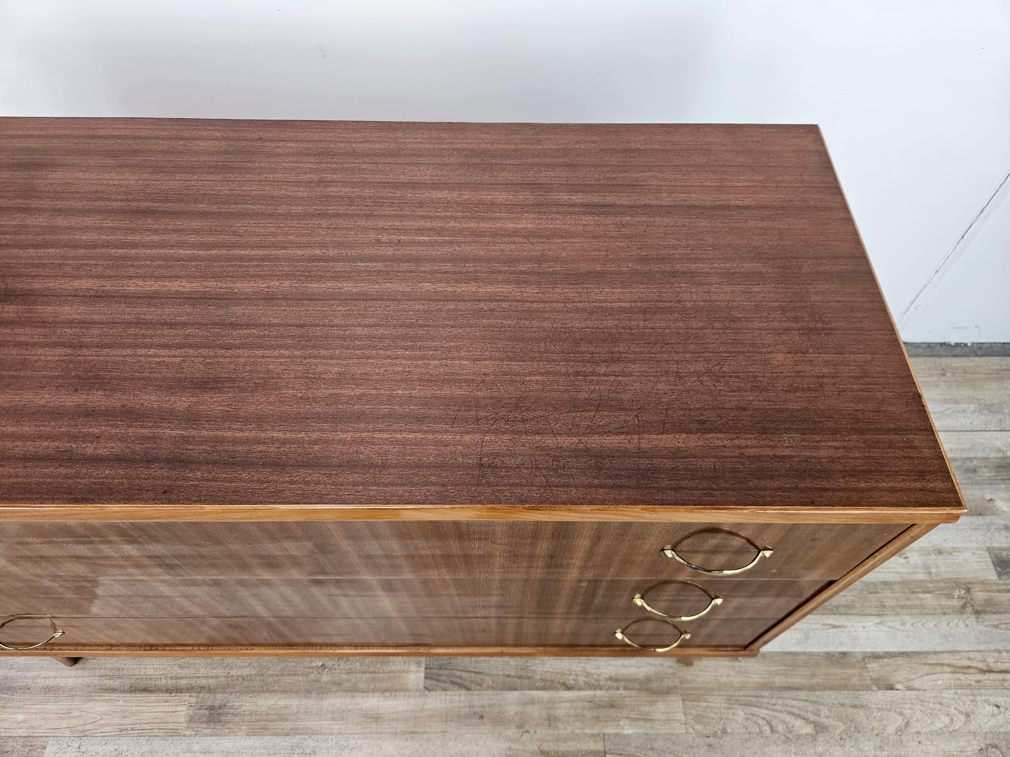 Mid-20th Century Cassettiera italiana degli anni '50 rivestita in noce con maniglie in ottone in vendita