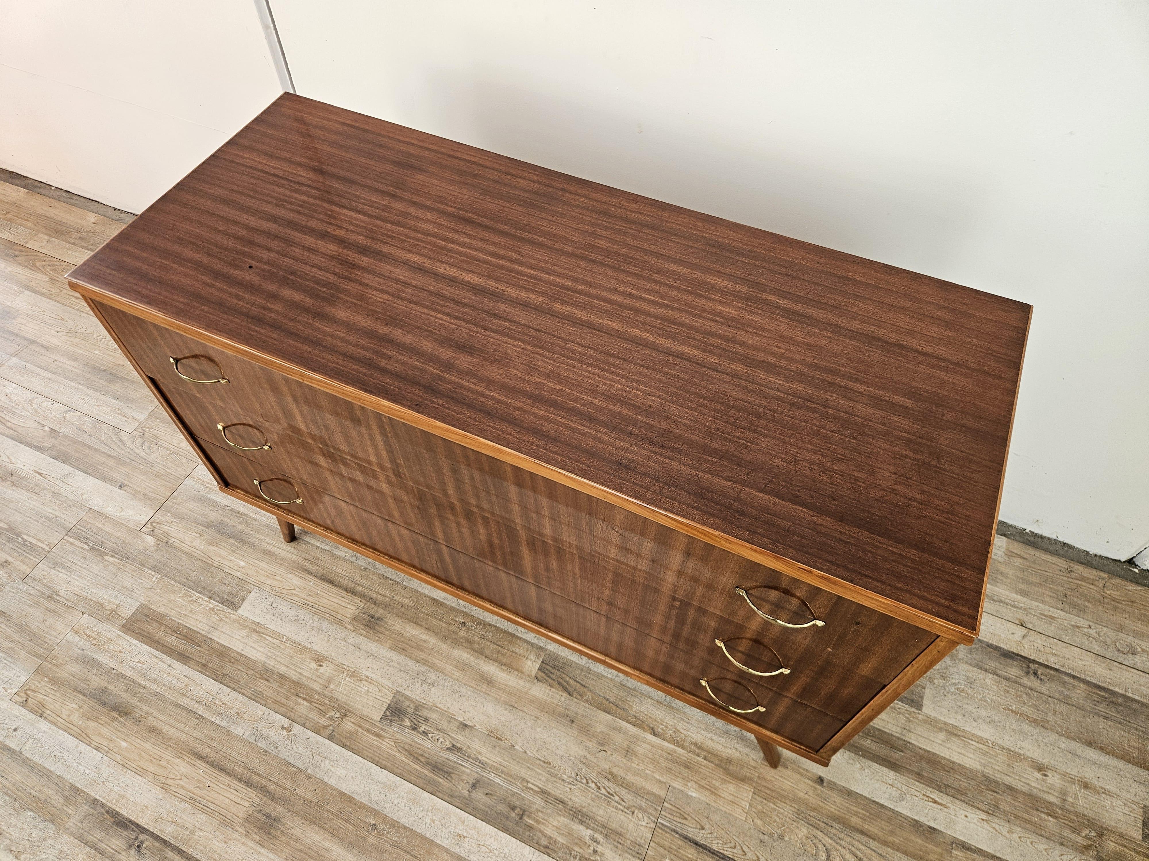 Ottone Cassettiera italiana degli anni '50 rivestita in noce con maniglie in ottone in vendita