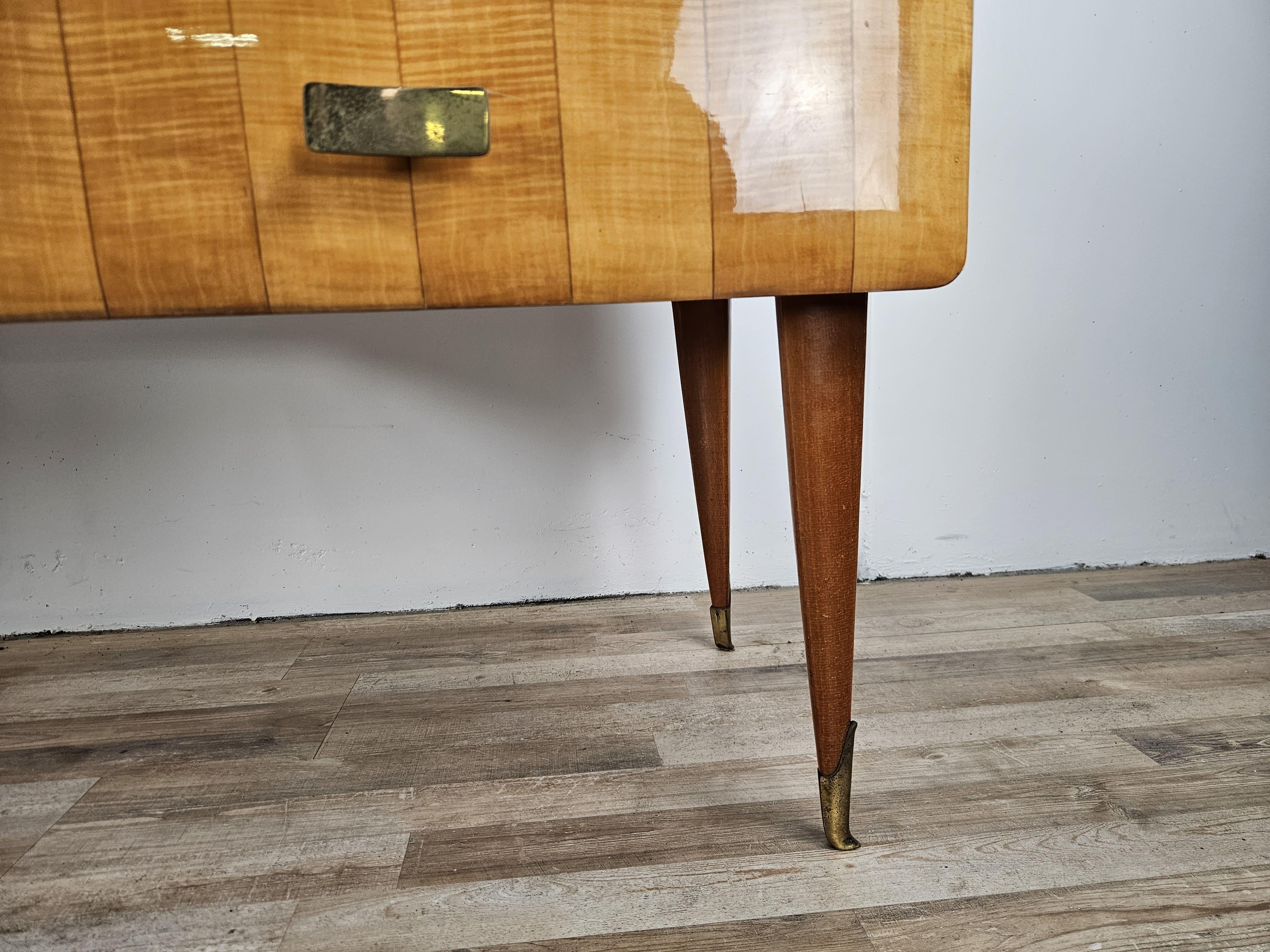 Cassettiera italiana Mid Century in acero vetro e ottone, 1950 in vendita 11
