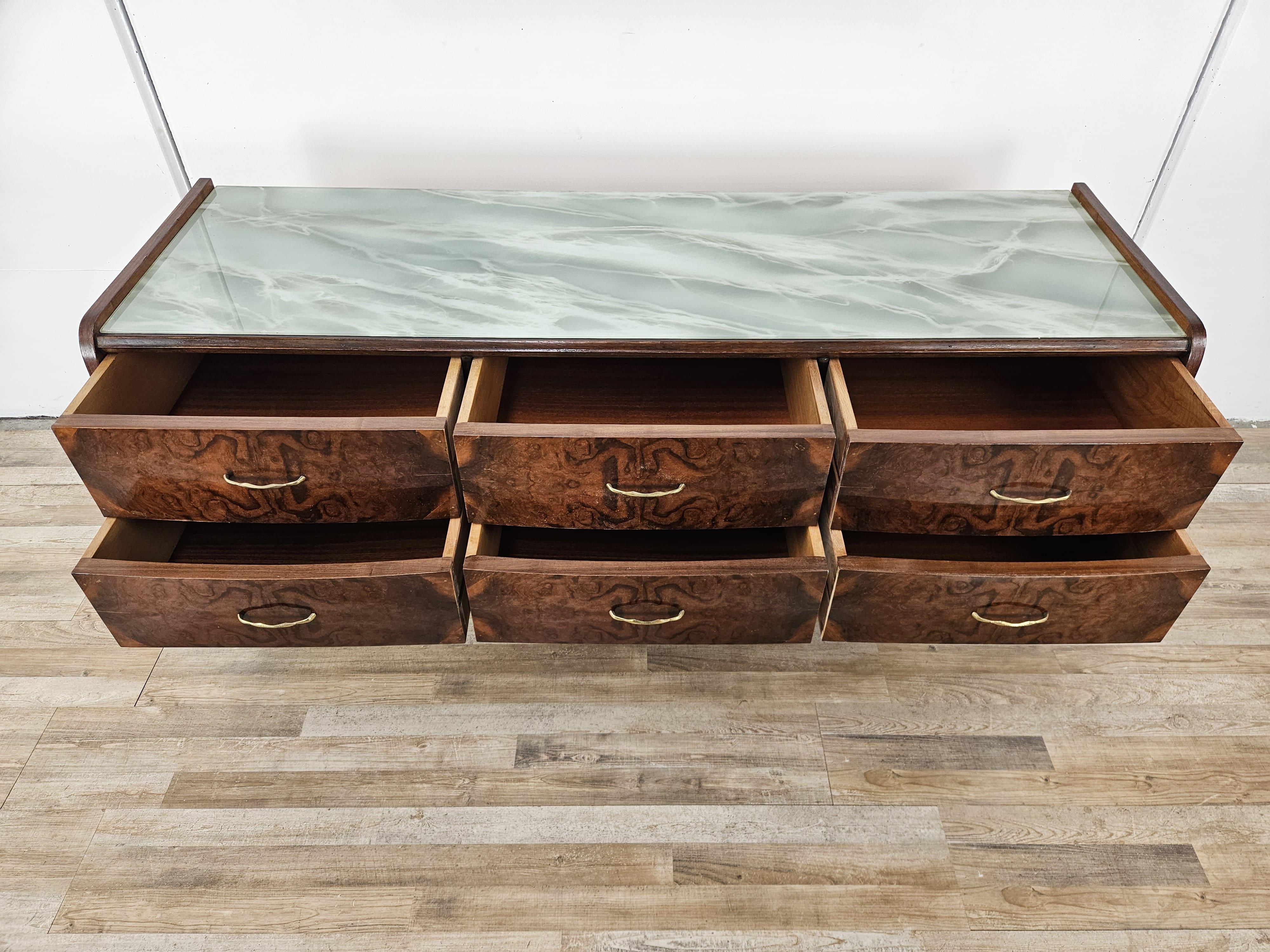 Cassettiera italiana Mid-Century in legno e vetro azzurro effetto onice, 1960 in vendita 5