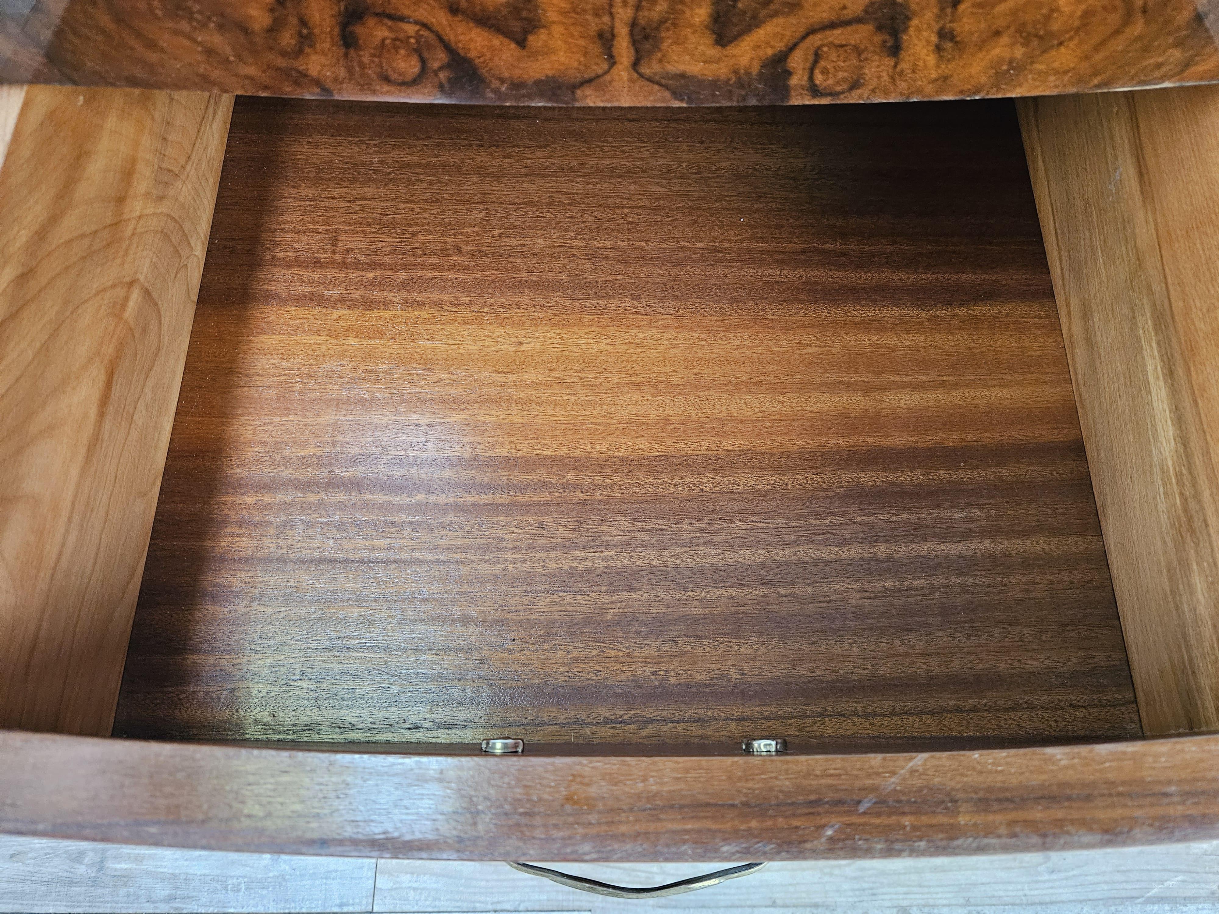 Cassettiera italiana Mid-Century in legno e vetro azzurro effetto onice, 1960 in vendita 11