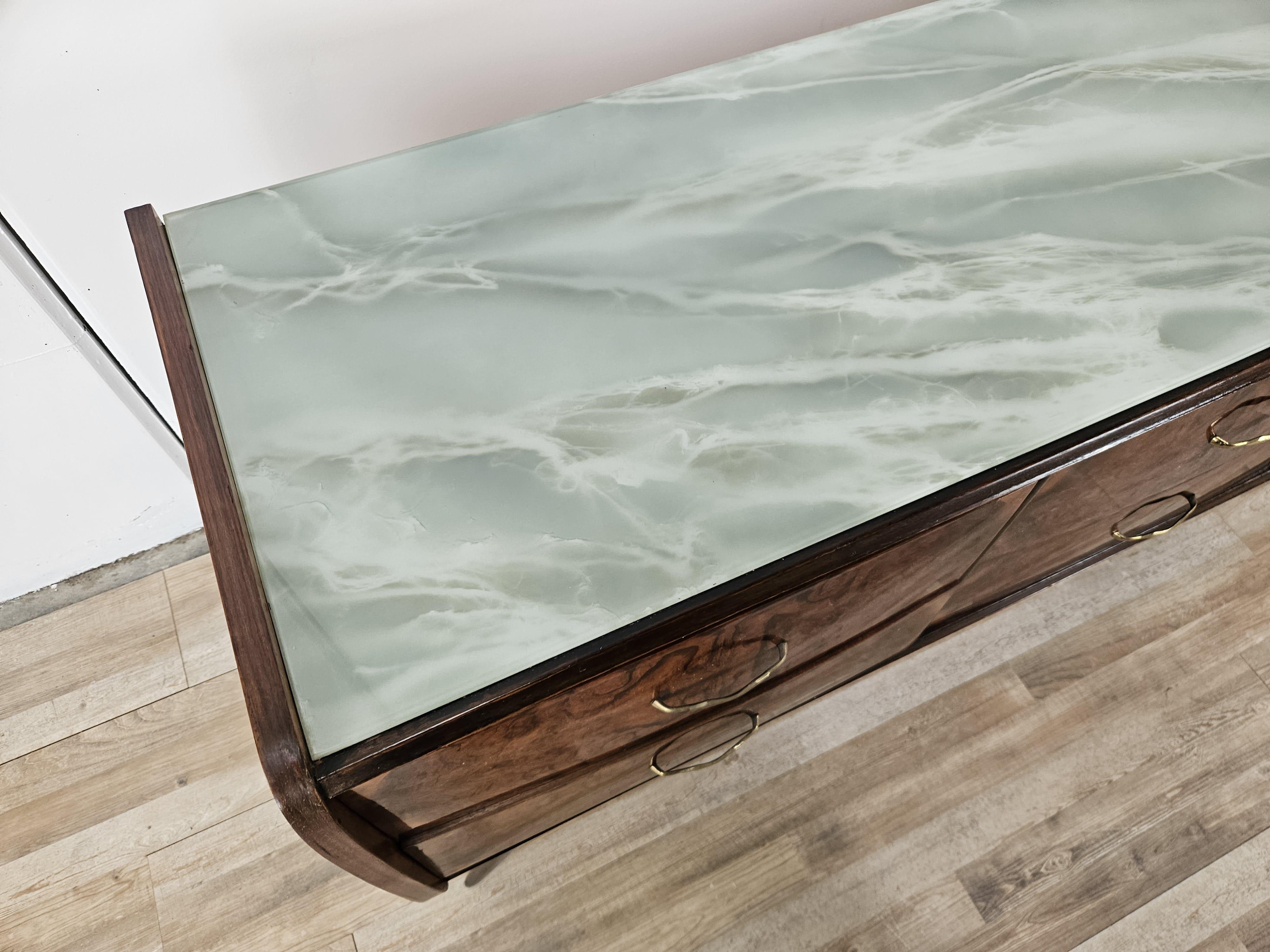 Cassettiera italiana Mid-Century in legno e vetro azzurro effetto onice, 1960 in vendita 1