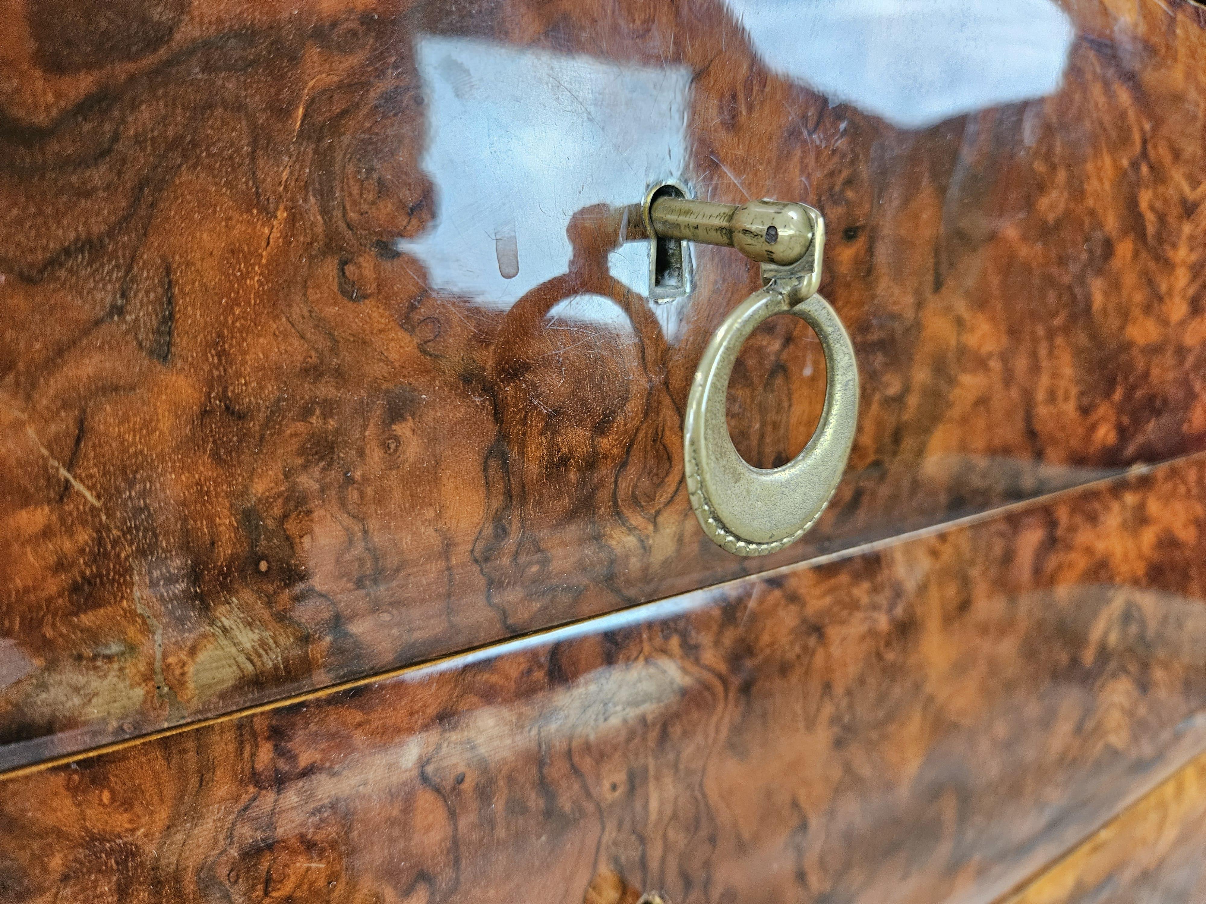 Cómoda italiana vintage de los años 50 en madera de caoba, cristal y latón en venta 3