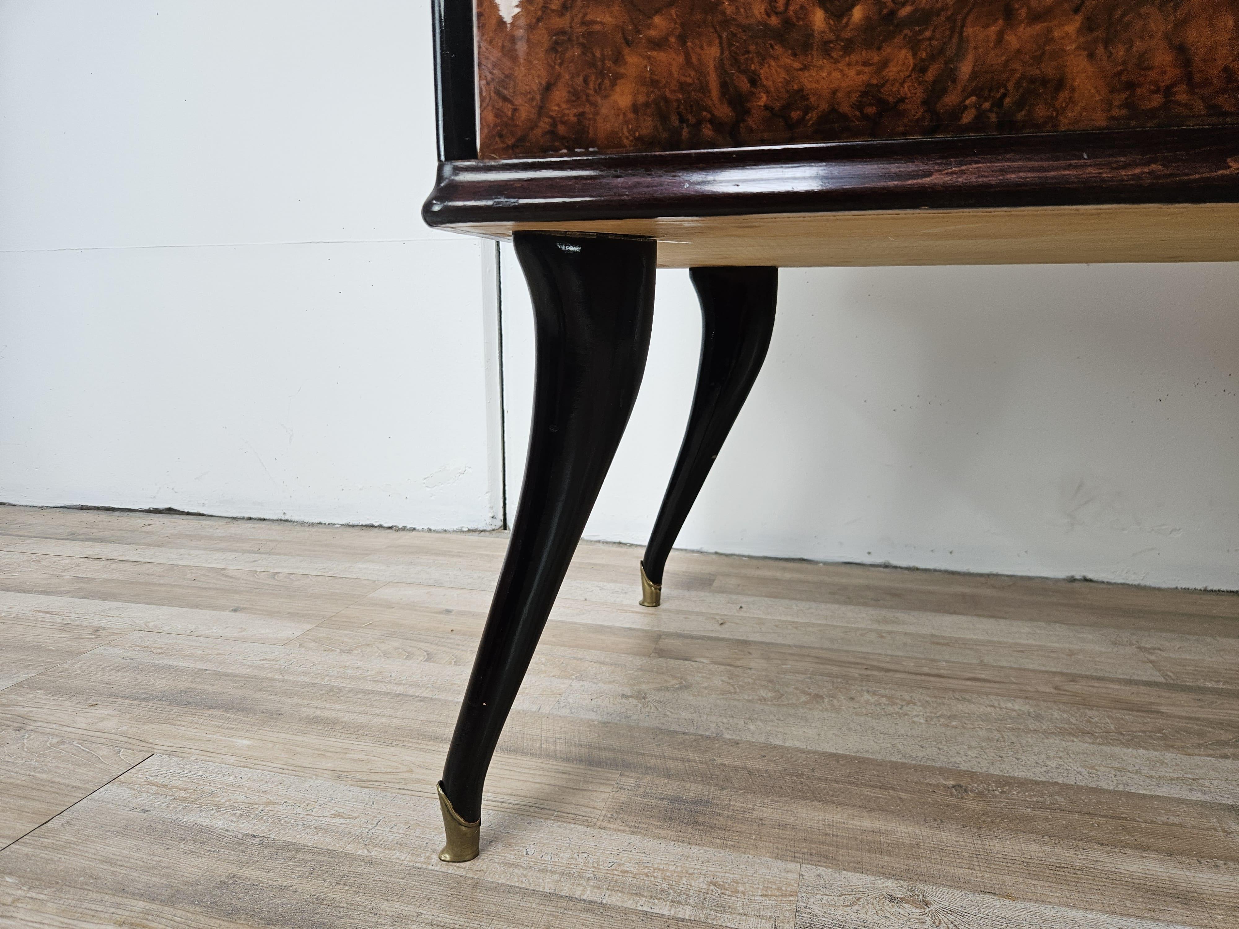 Cómoda italiana vintage de los años 50 en madera de caoba, cristal y latón en venta 4