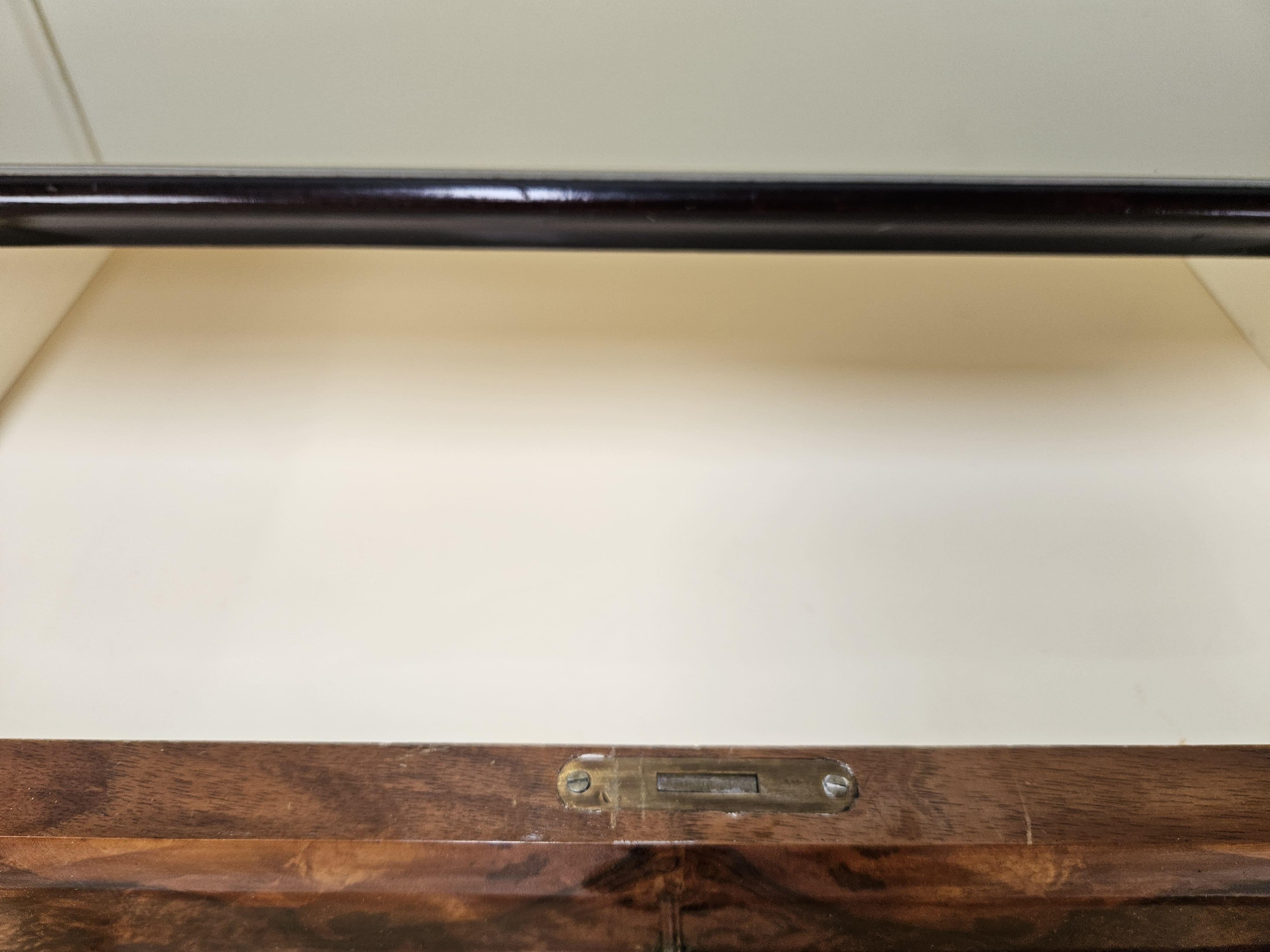 Cómoda italiana vintage de los años 50 en madera de caoba, cristal y latón en venta 7