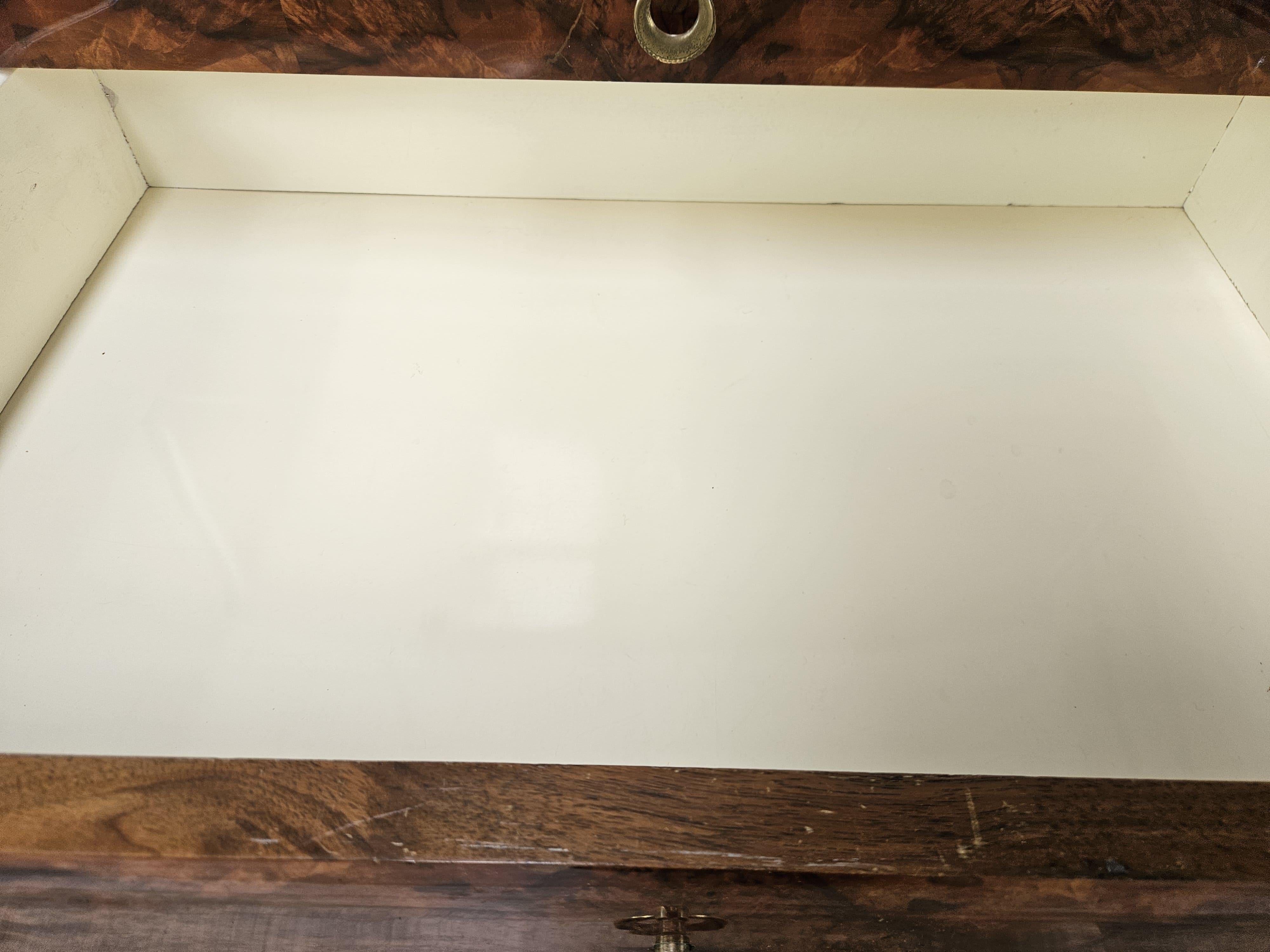 Cómoda italiana vintage de los años 50 en madera de caoba, cristal y latón en venta 9