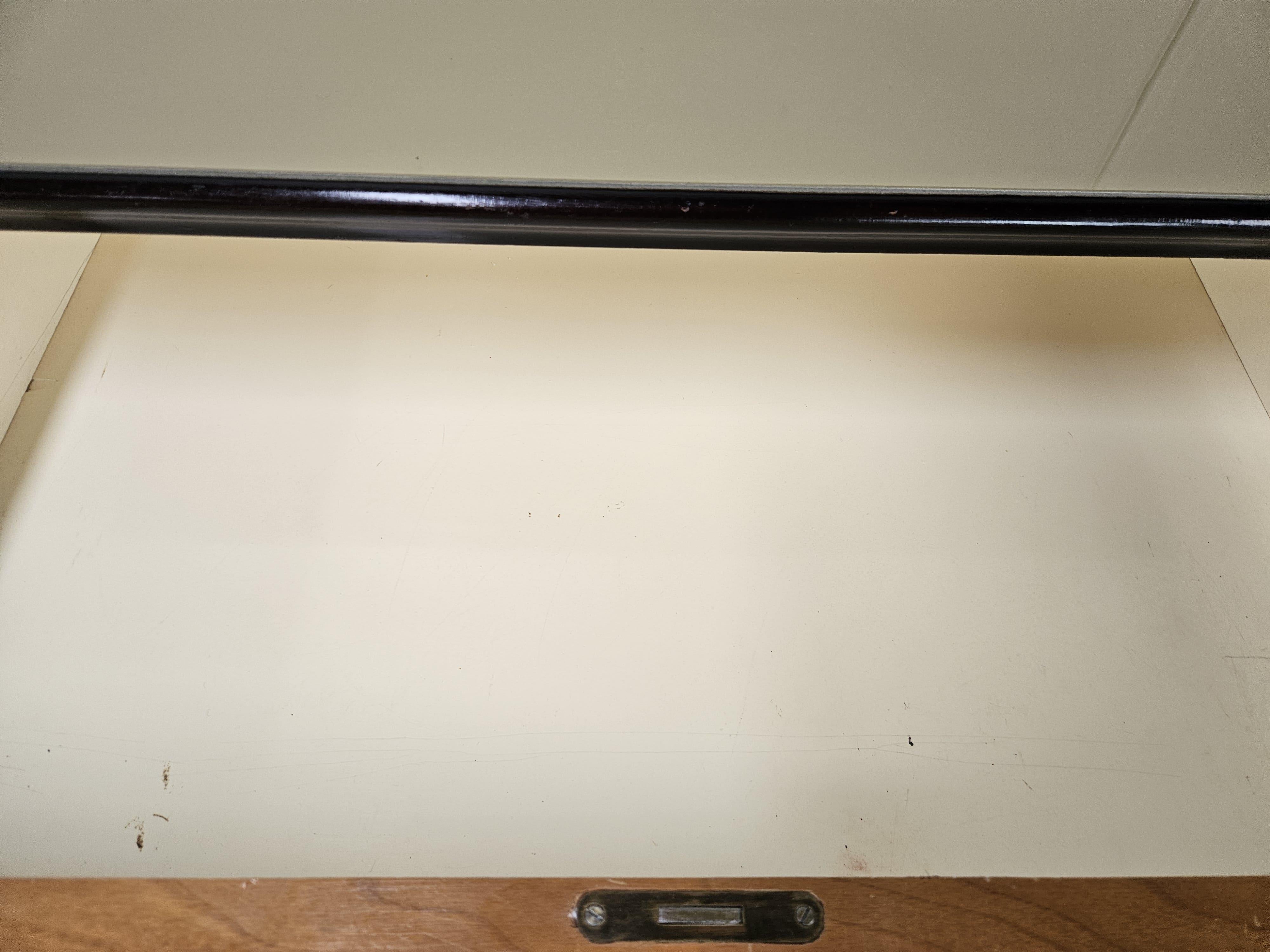 Cómoda italiana vintage de los años 50 en madera de caoba, cristal y latón en venta 10