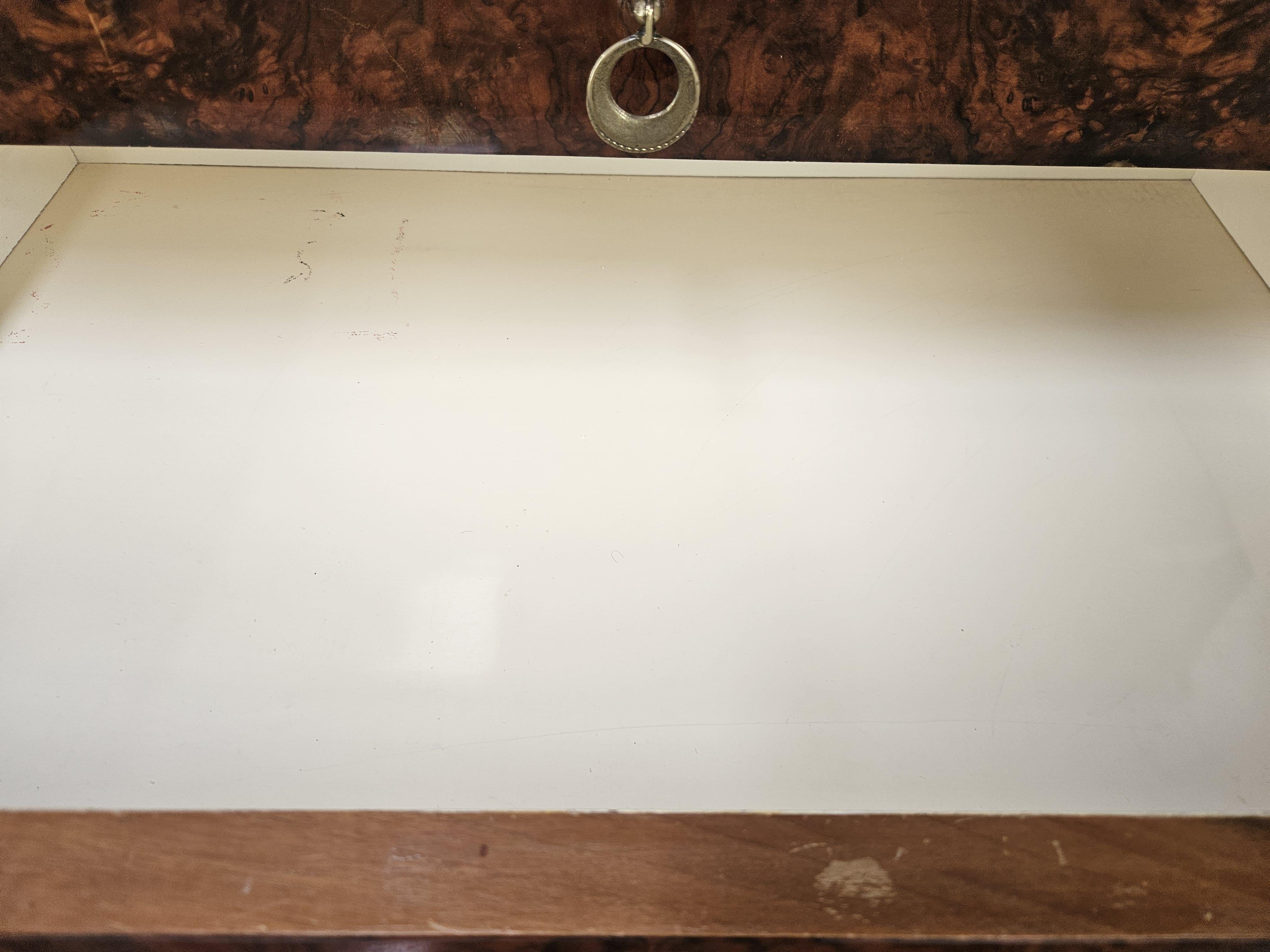 Cómoda italiana vintage de los años 50 en madera de caoba, cristal y latón en venta 11