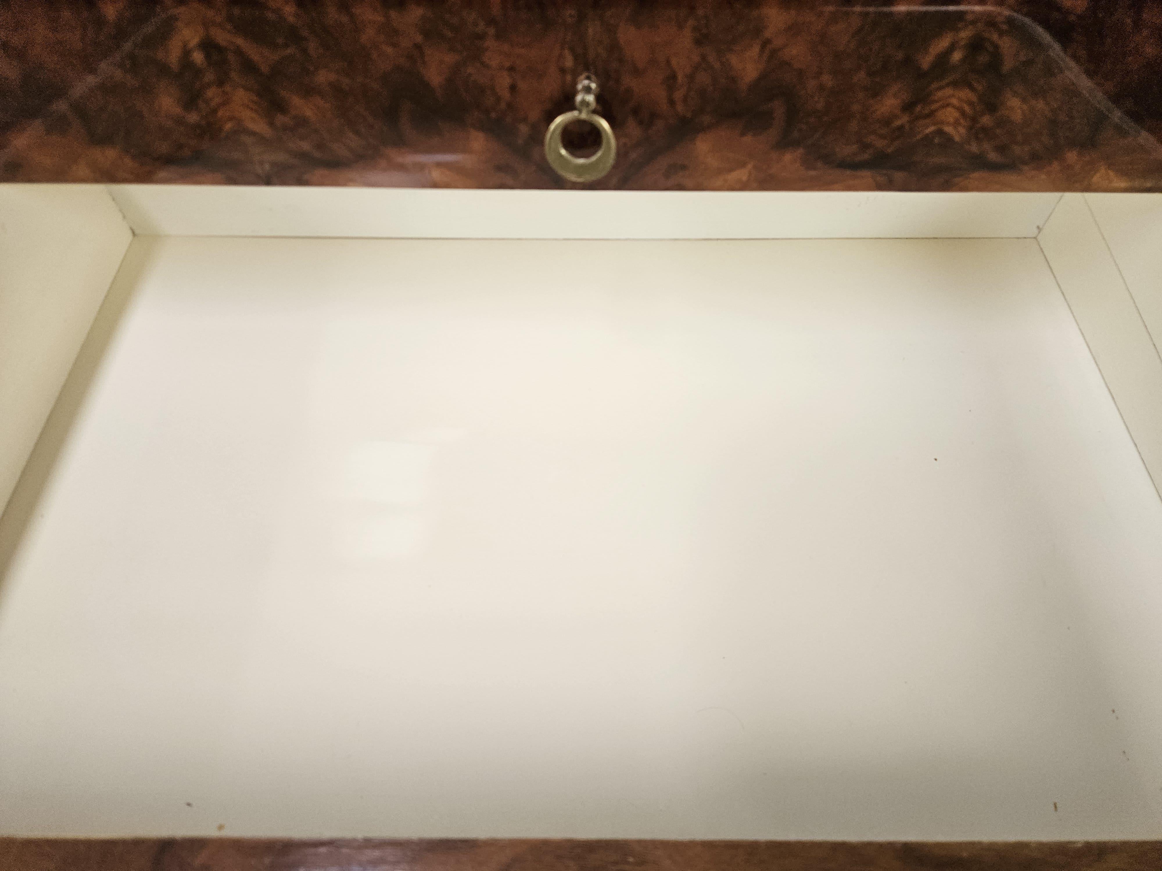Cómoda italiana vintage de los años 50 en madera de caoba, cristal y latón en venta 12