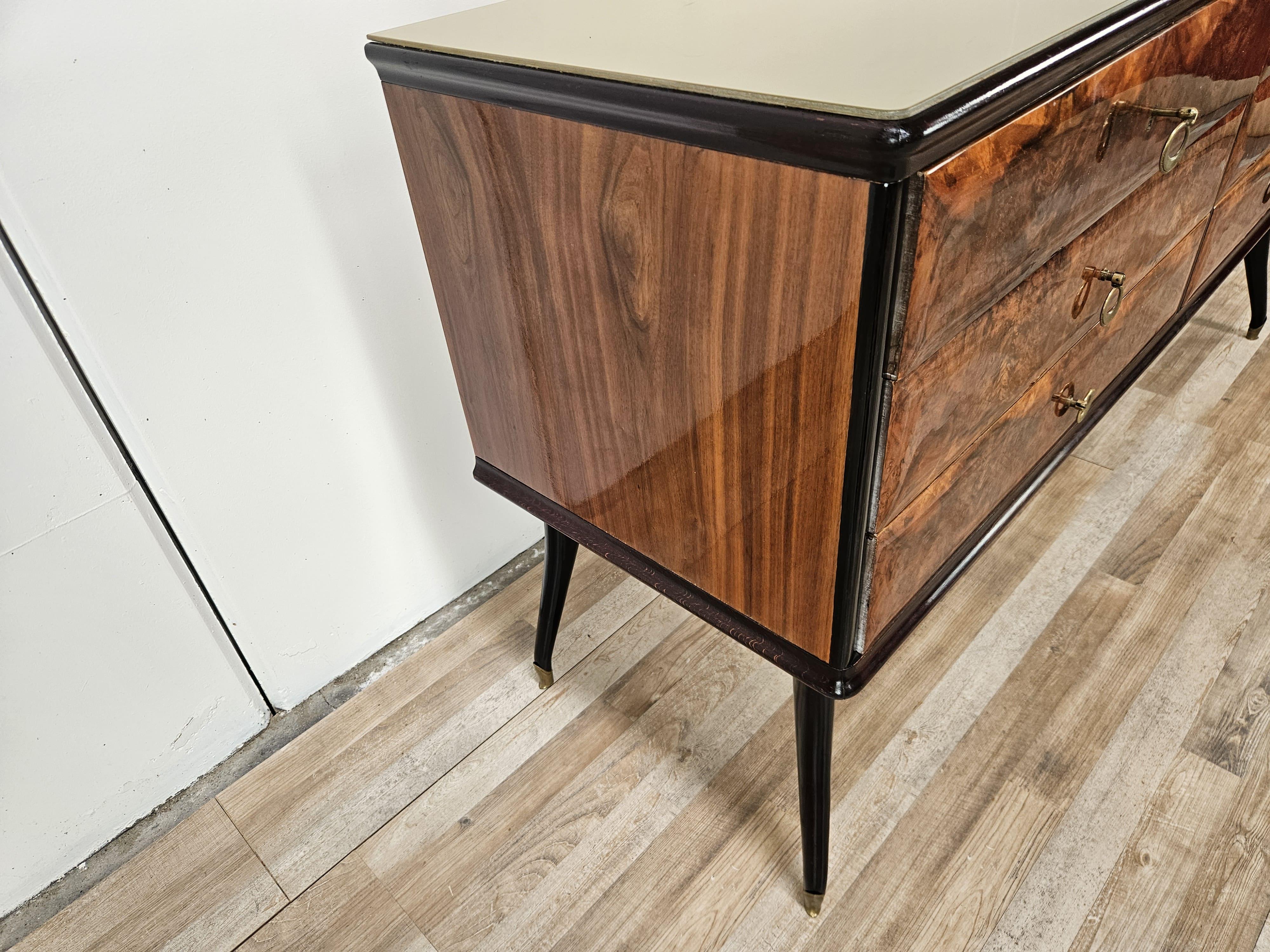 Cómoda italiana vintage de los años 50 en madera de caoba, cristal y latón Moderno de mediados de siglo en venta
